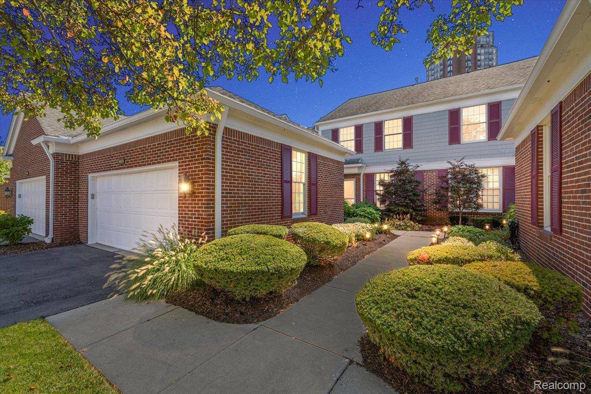9000 Harbor Place DR, St. Clair Shores, MI 48080