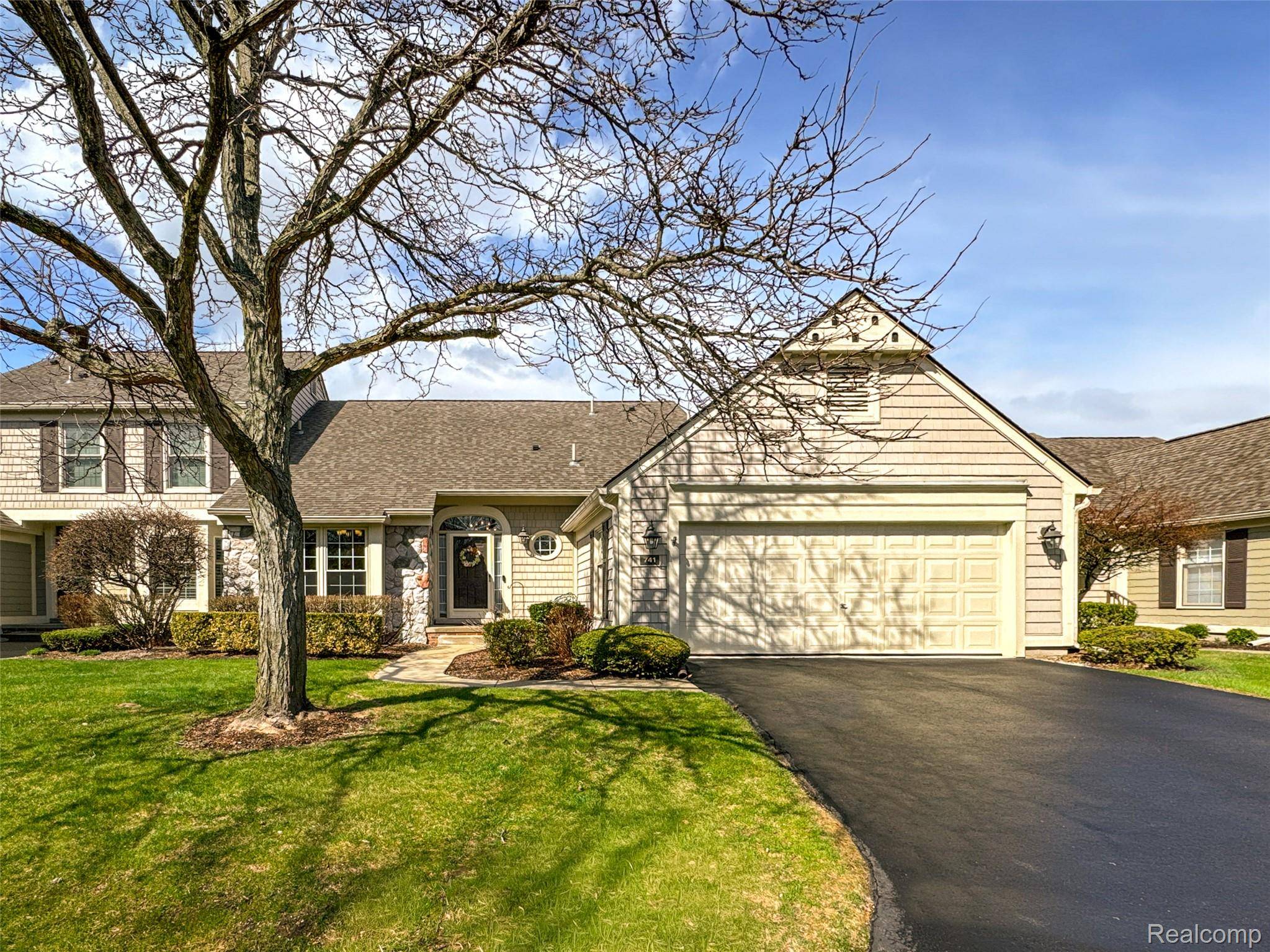 741 Briar Hill LN #111, Bloomfield Hills, MI 48304
