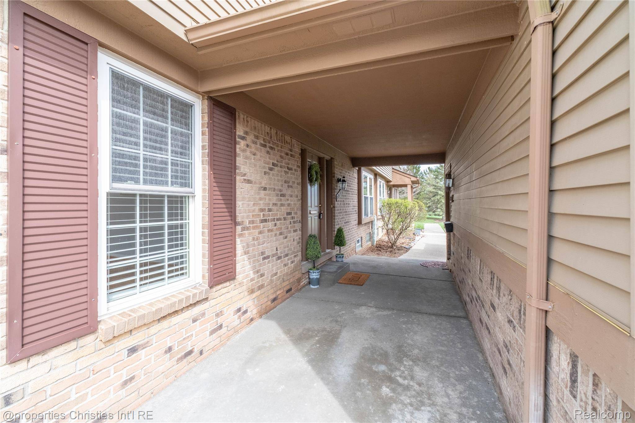 21214 W Glen Haven CIR W, Novi, MI 48167