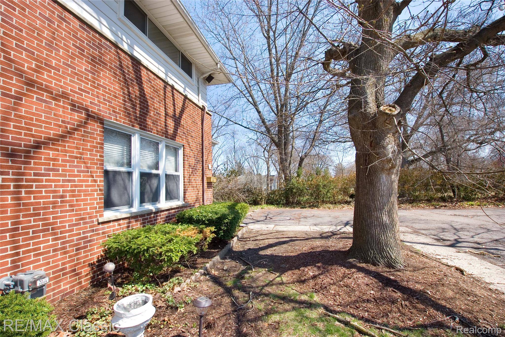 2604 Rochester RD, Royal Oak, MI 48073