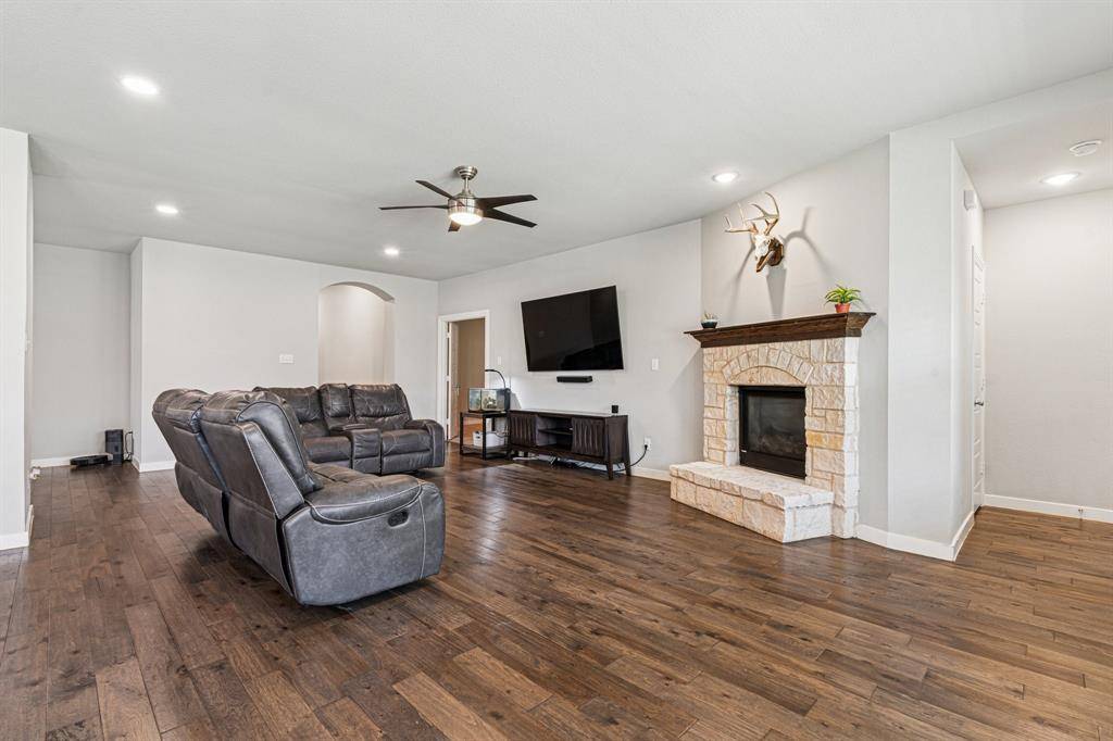 1813 Drover Creek Road, Aubrey, TX 76227