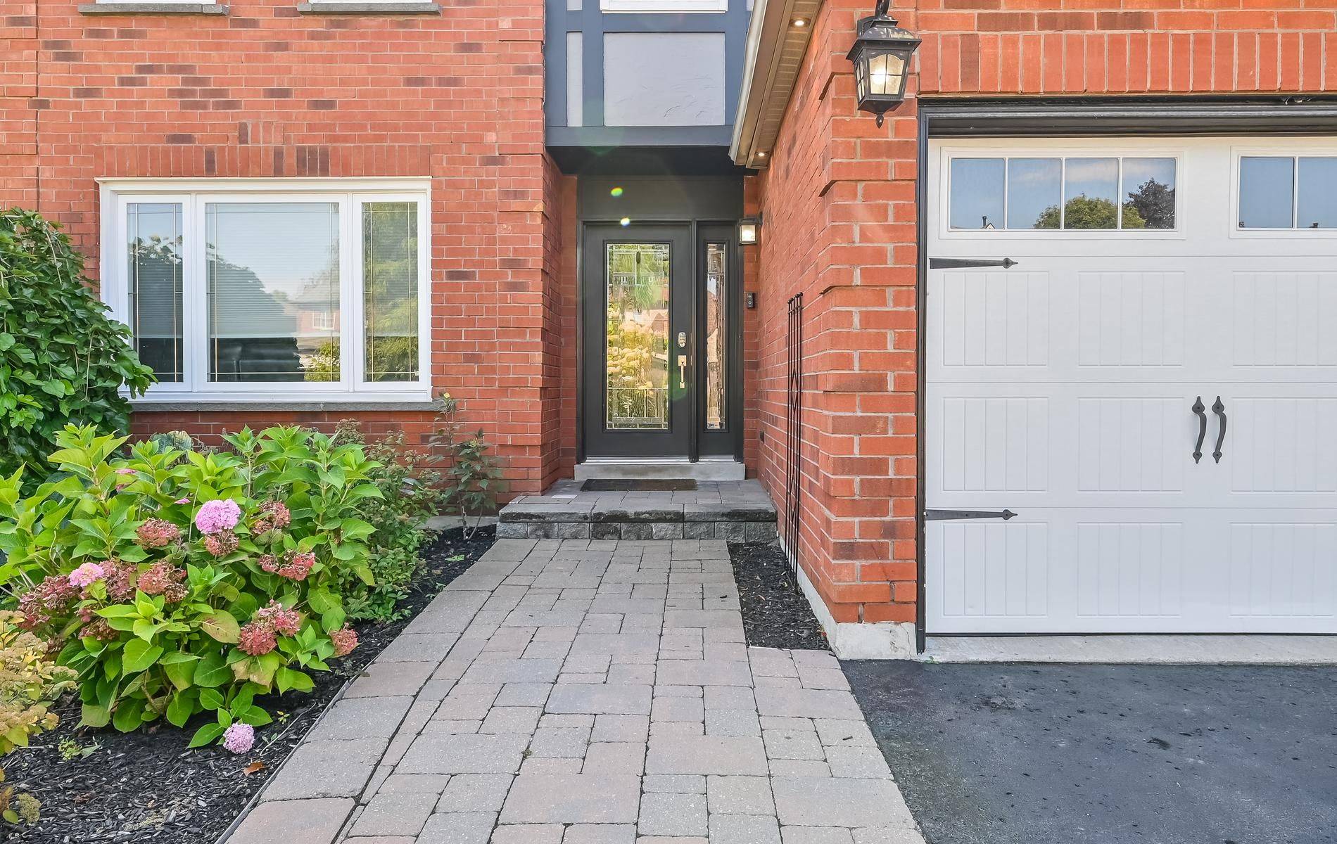 537 Charnwood CT, Pickering, ON L1V 4Y5