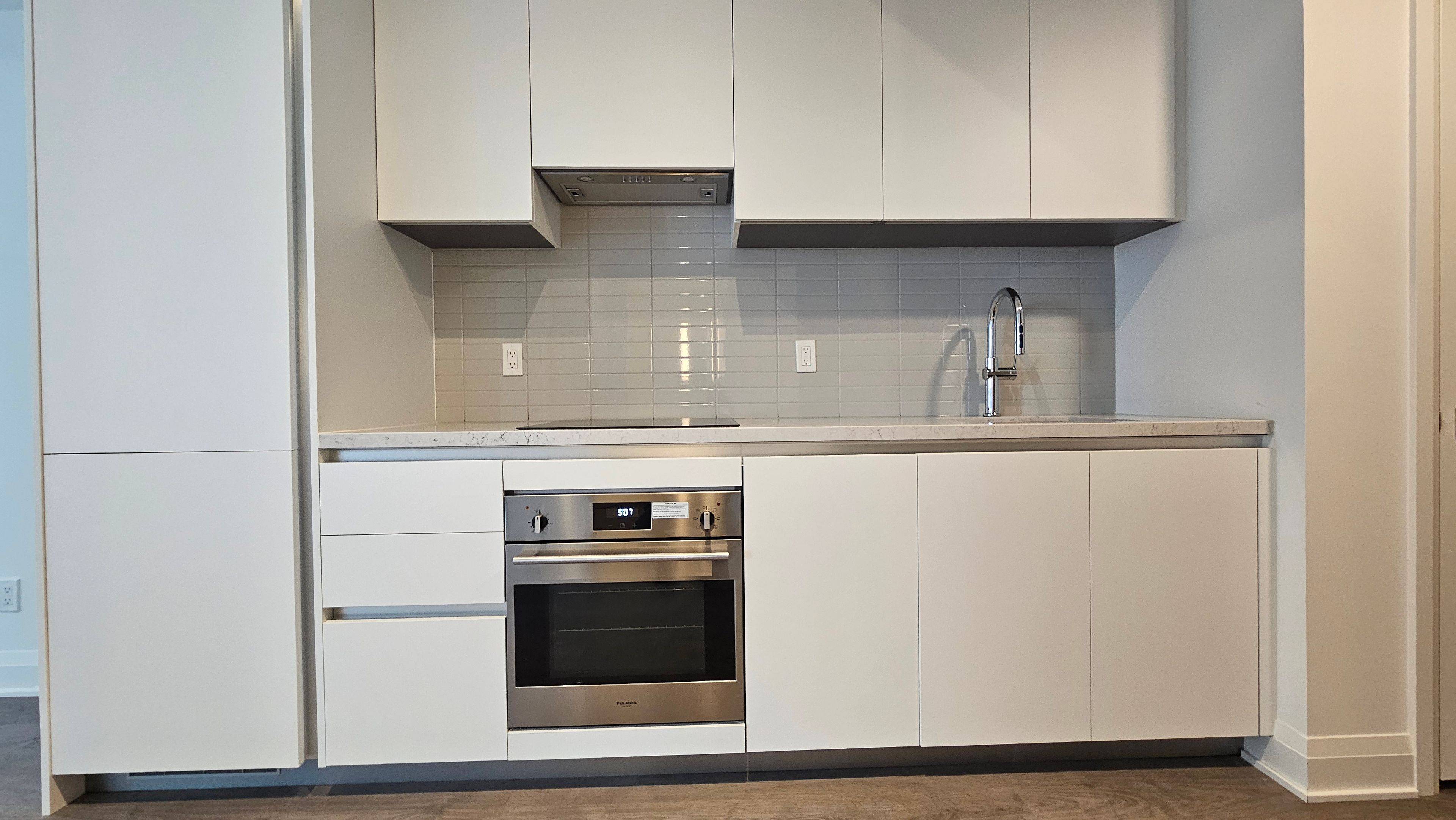 2 Erskine RD #2708, Mississauga, ON L5B 0S1