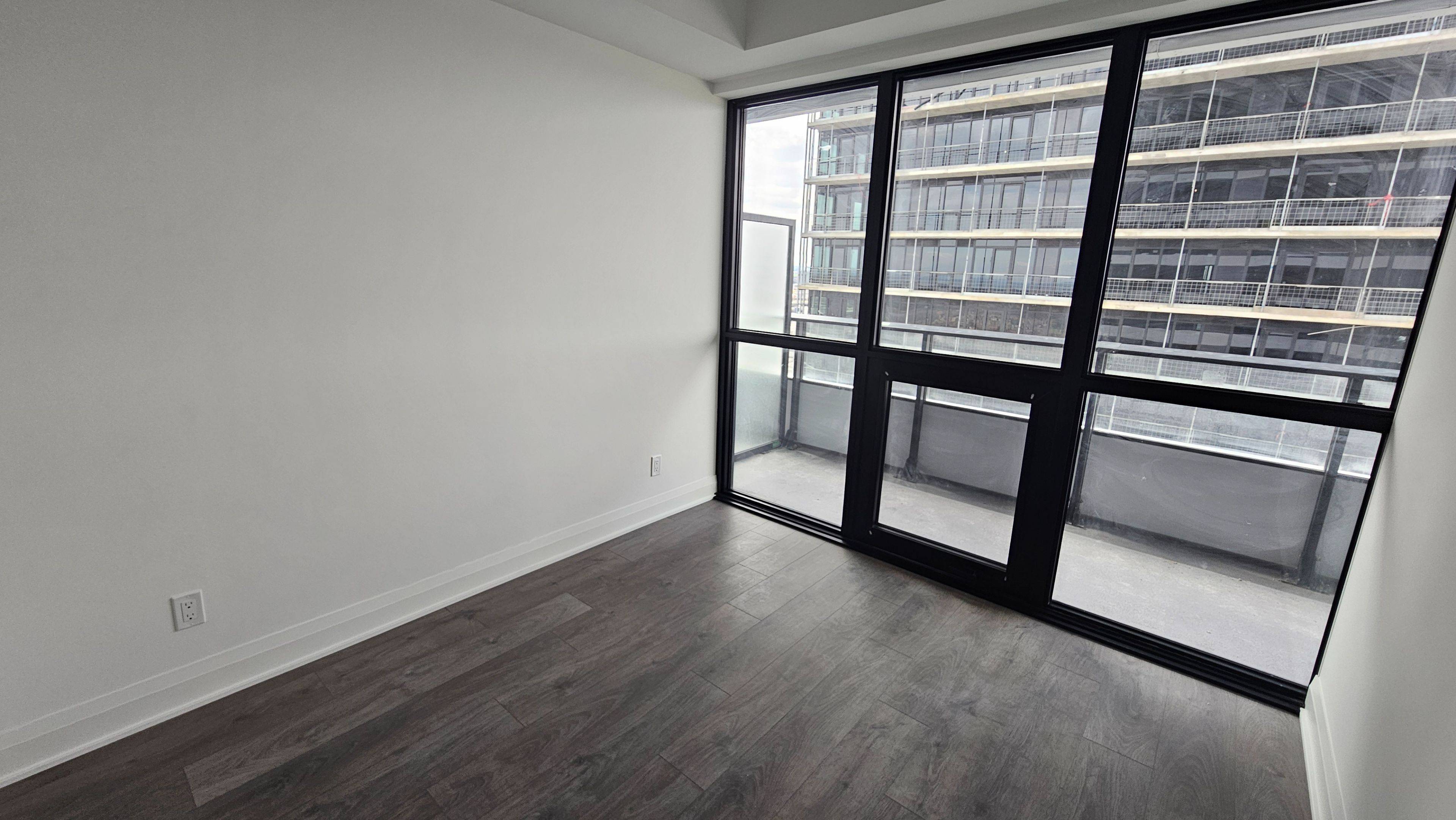 2 Erskine RD #2708, Mississauga, ON L5B 0S1