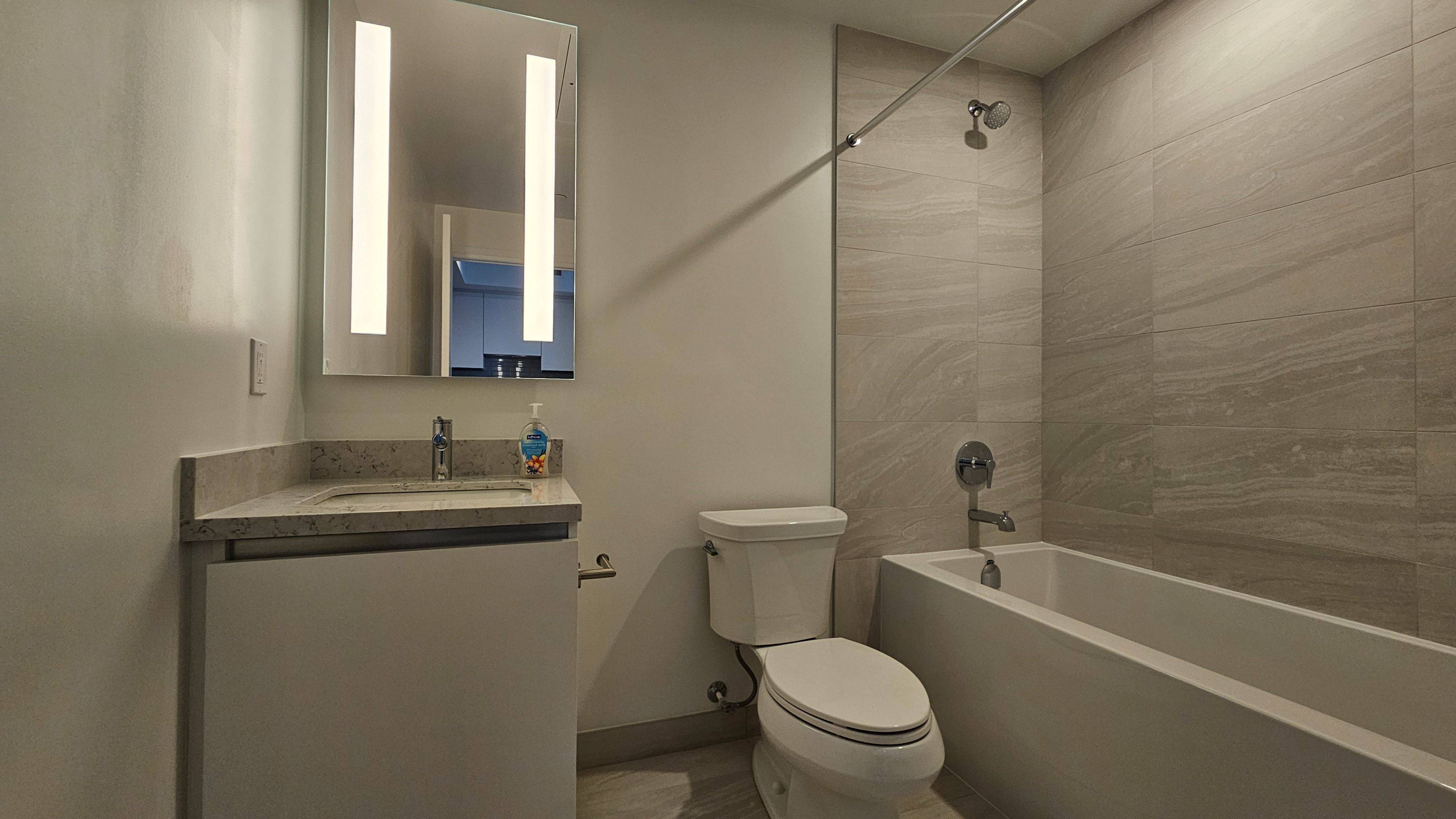 2 Erskine RD #2708, Mississauga, ON L5B 0S1