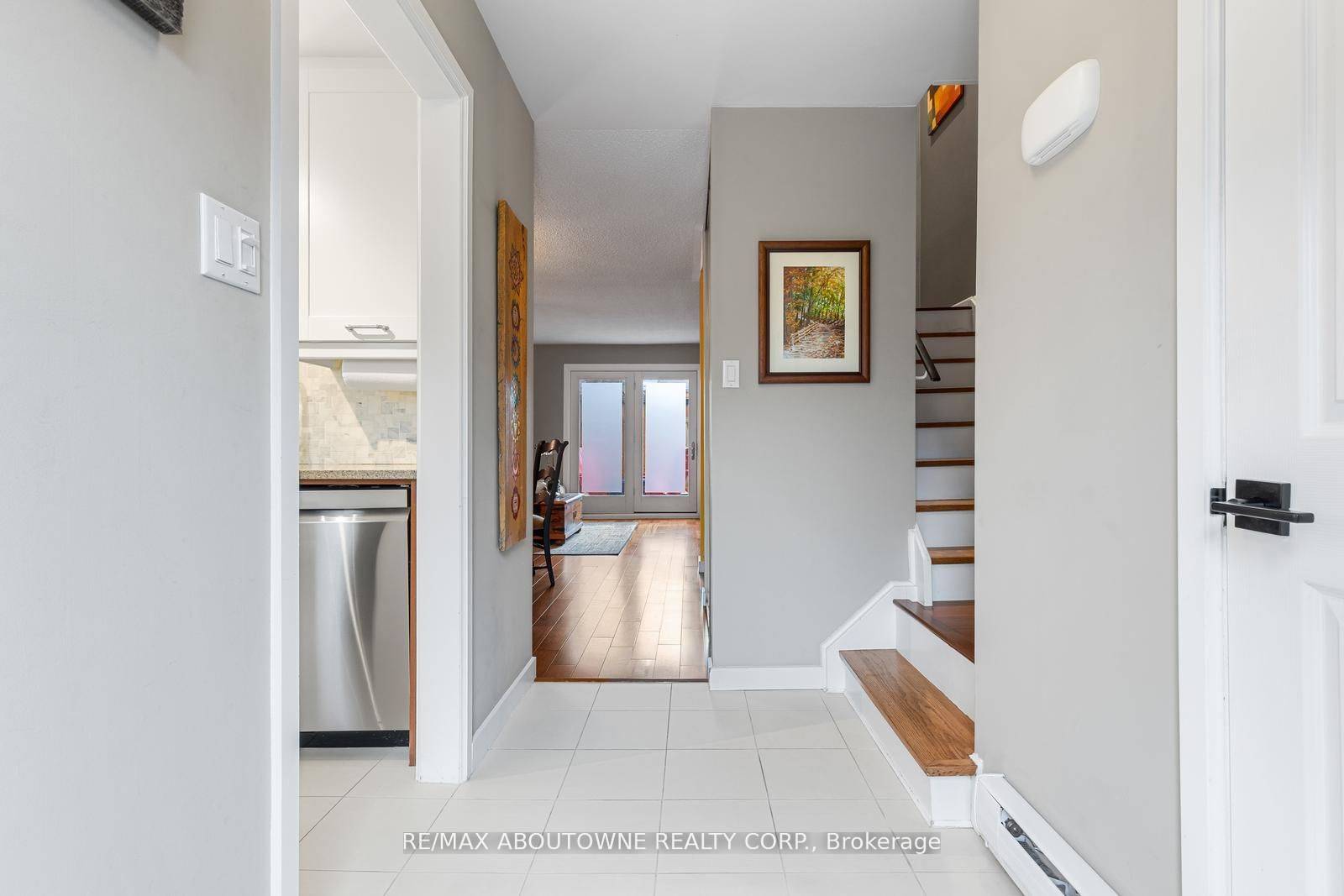 71 Sarah LN, Oakville, ON L6L 3V2