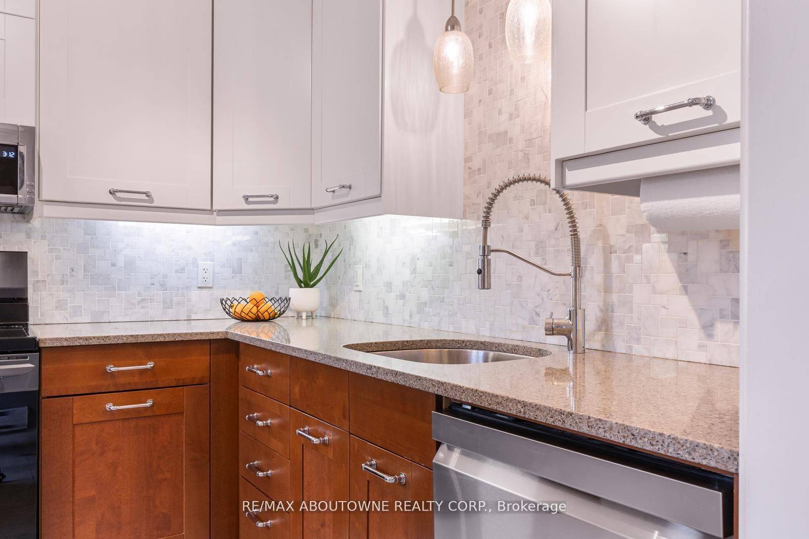 71 Sarah LN, Oakville, ON L6L 3V2