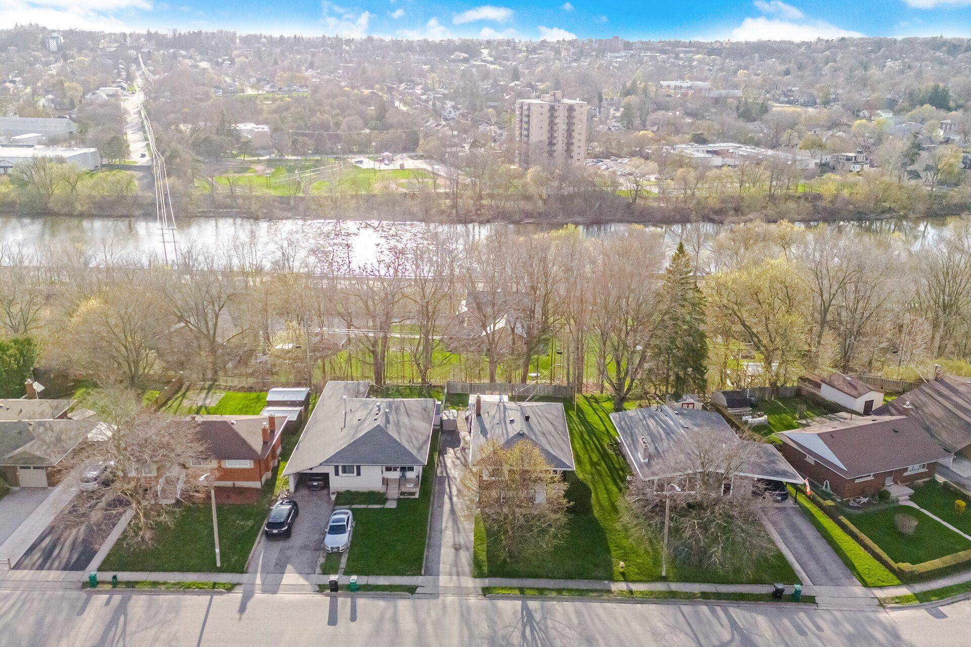 30 Highman AVE, Cambridge, ON N1R 3L7