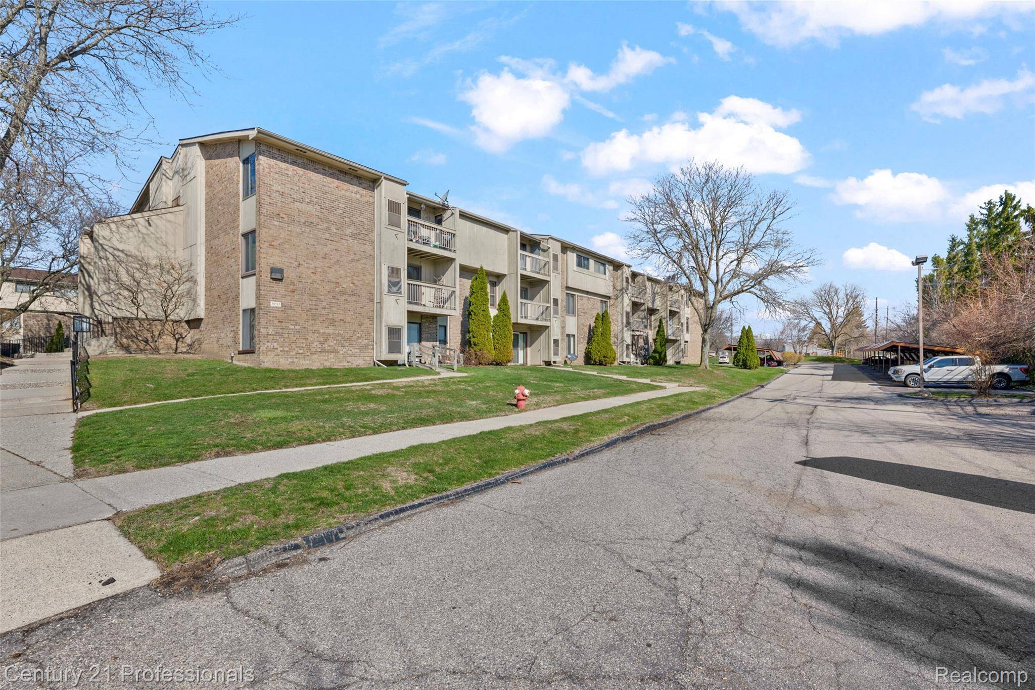 30515 W 14 Mile RD #26, Farmington Hills, MI 48334
