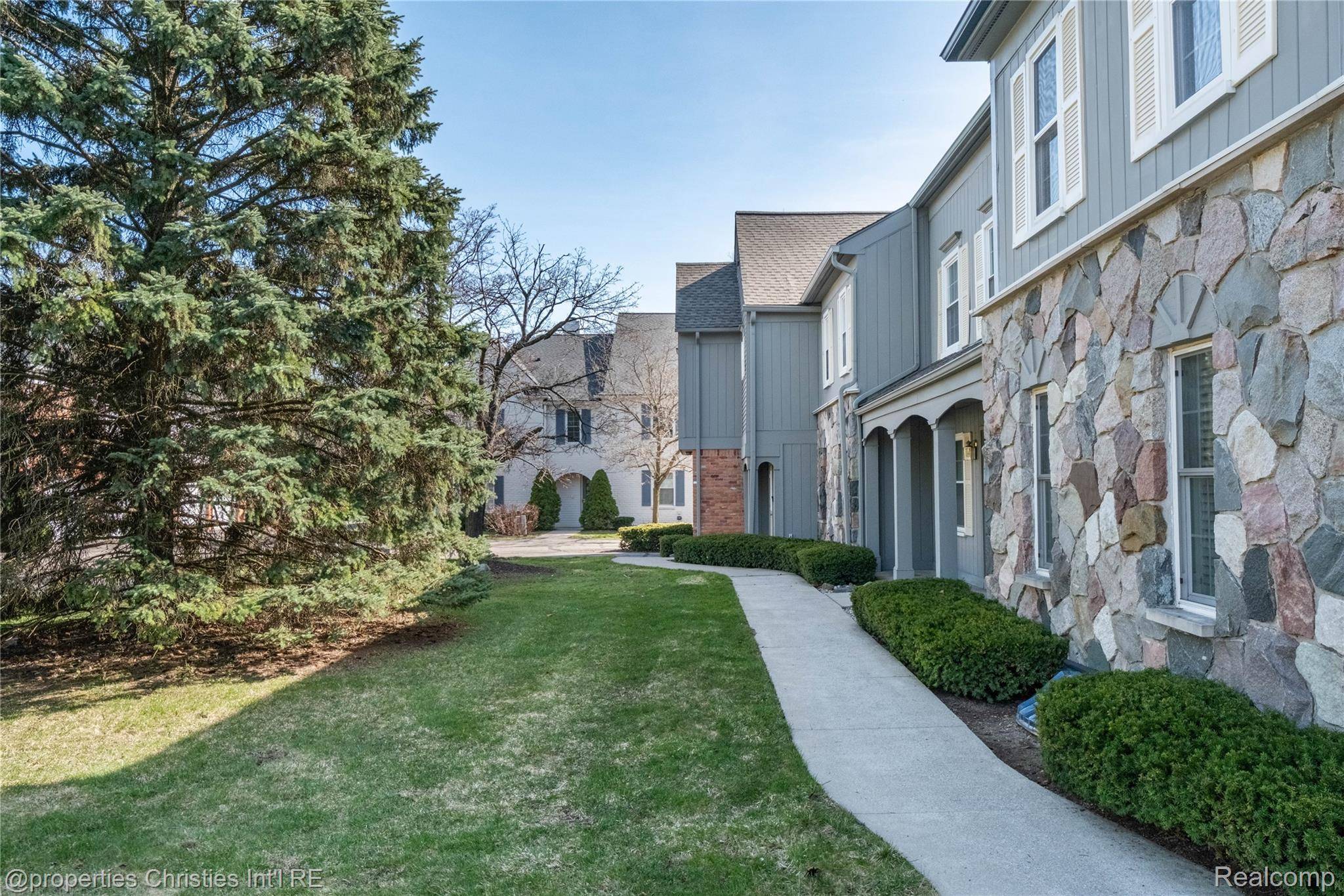 1695 Huntington PARK, Rochester Hills, MI 48309