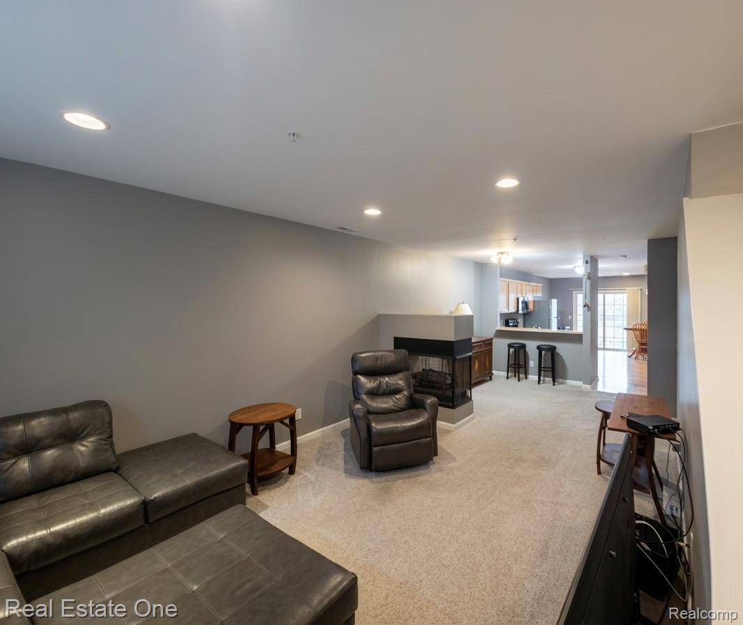 478 Village LN, Milford Village, MI 48381