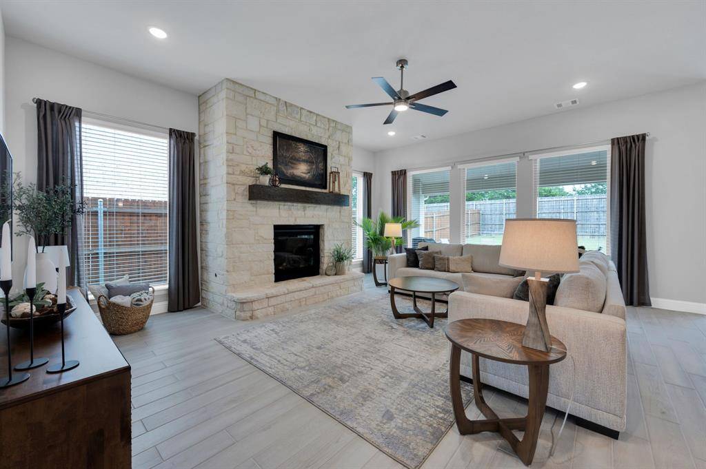 922 Cardinal Drive, Midlothian, TX 76065