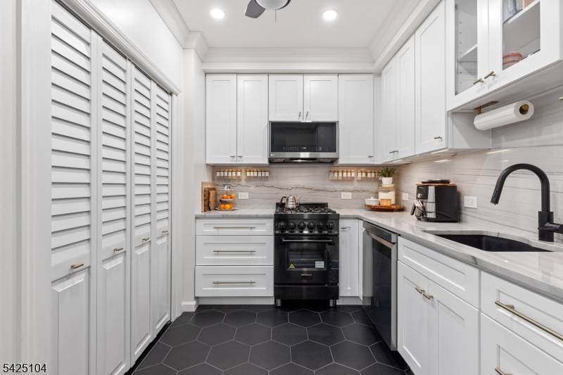 91 Coles St #1, Jersey City, NJ 07302