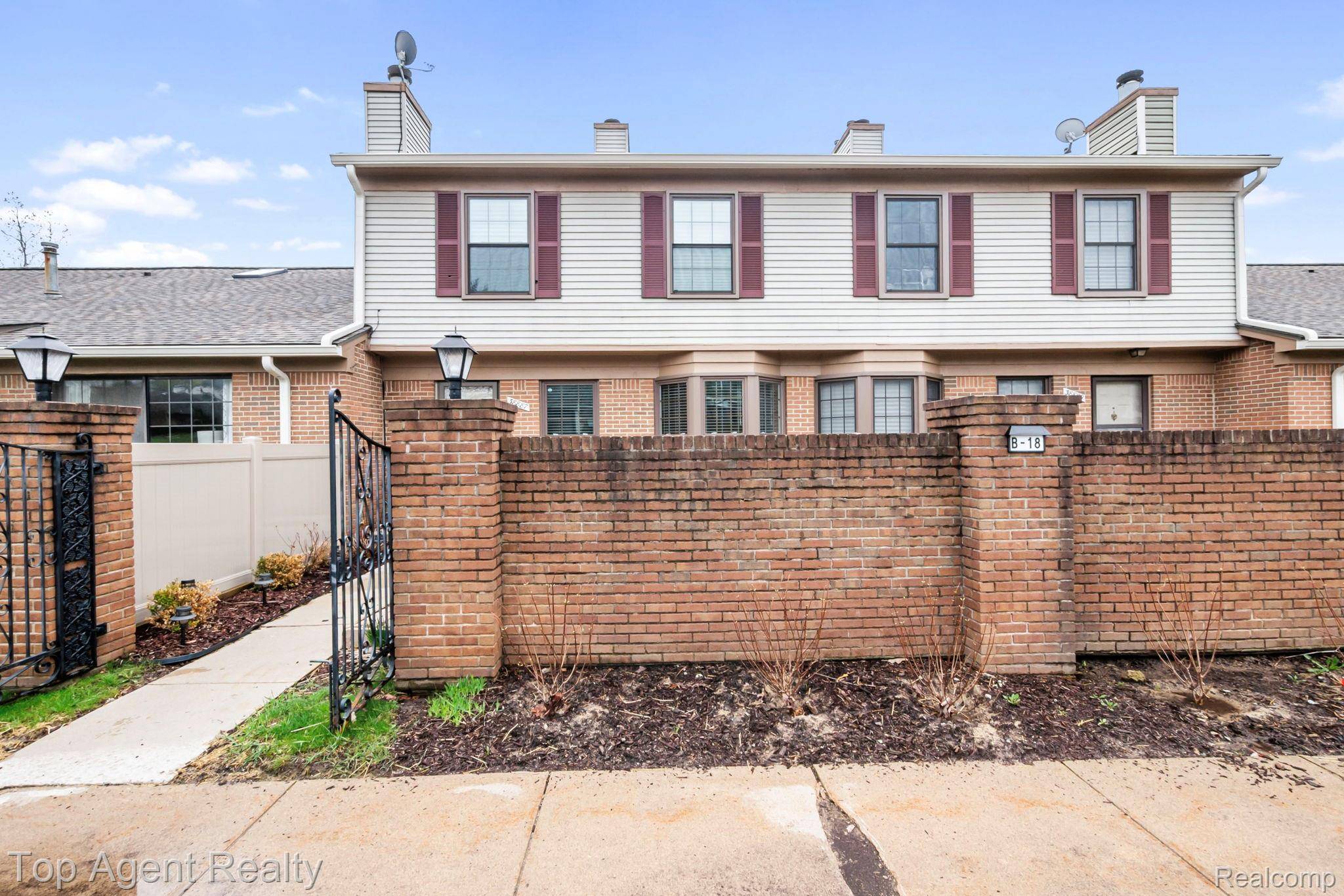 38887 Country CIR, Farmington Hills, MI 48331