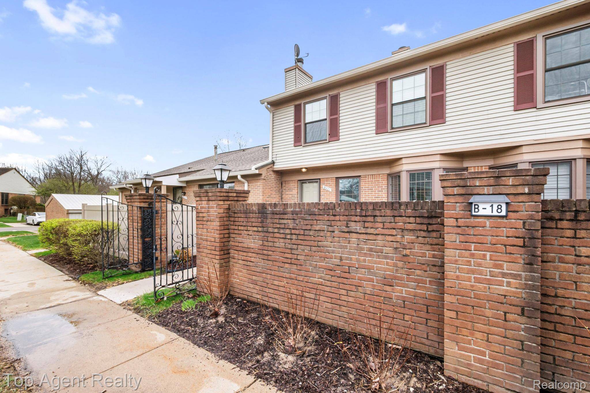 38887 Country CIR, Farmington Hills, MI 48331