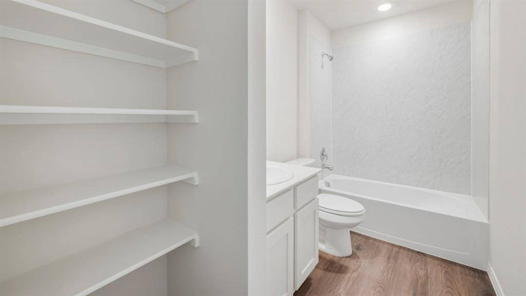 800 Barton Drive, Ennis, TX 75119