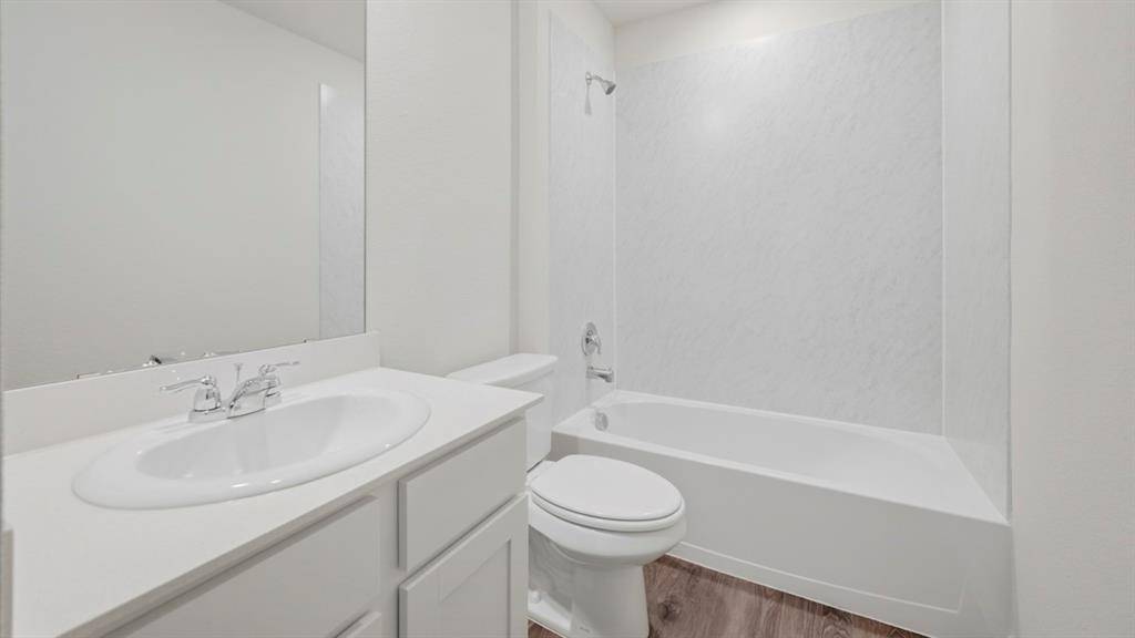 800 Barton Drive, Ennis, TX 75119