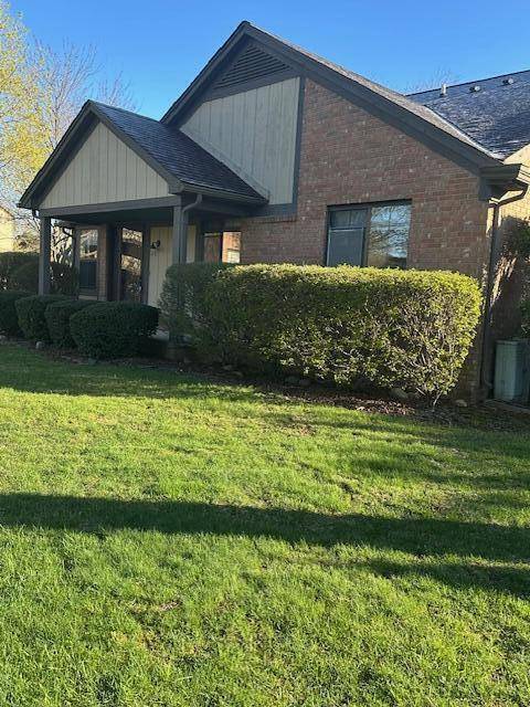 301 Meadow Bridge DR, Rochester Hills, MI 48307