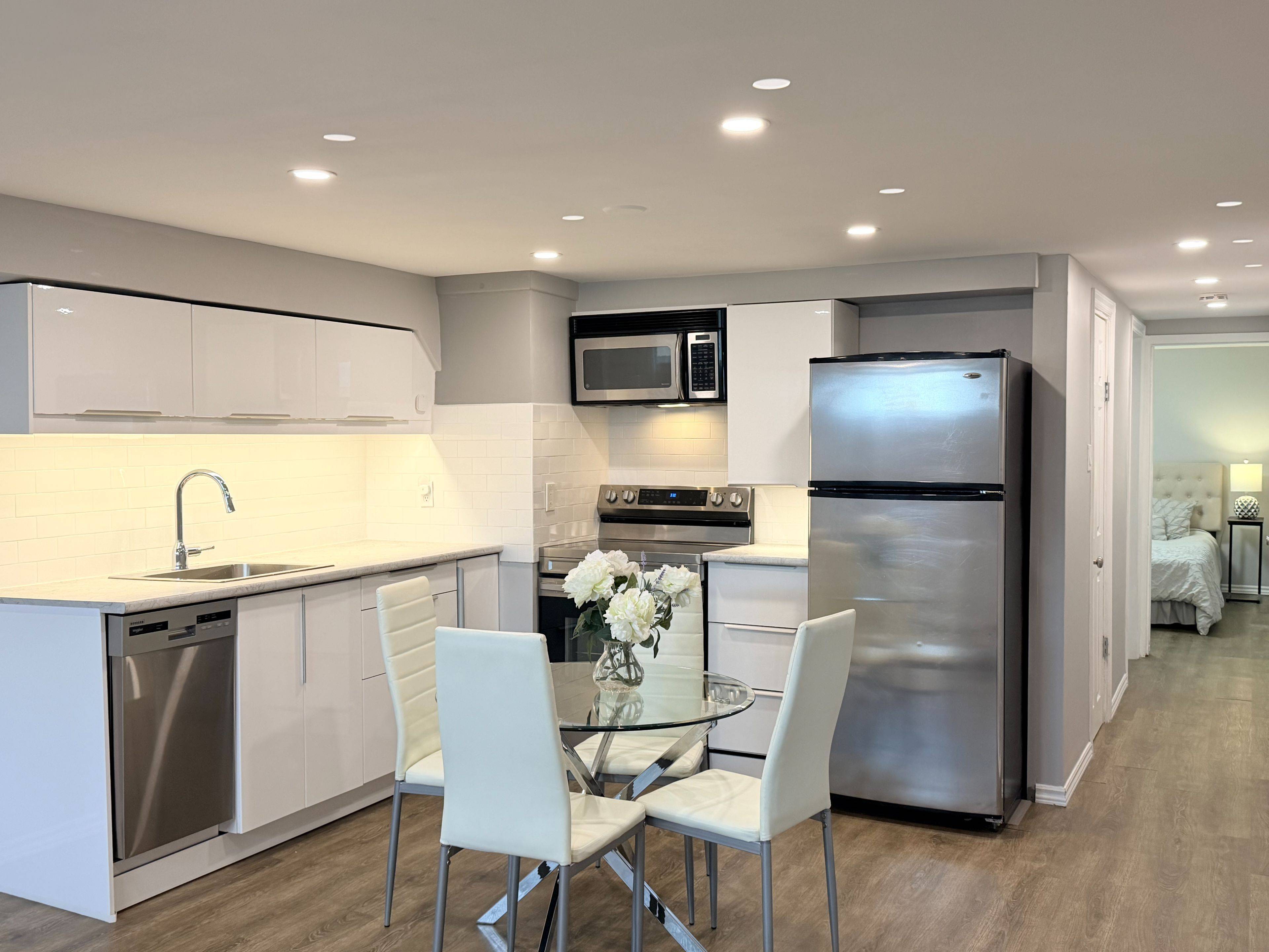 39 Davis RD #Bsmnt, Aurora, ON L4G 2B4