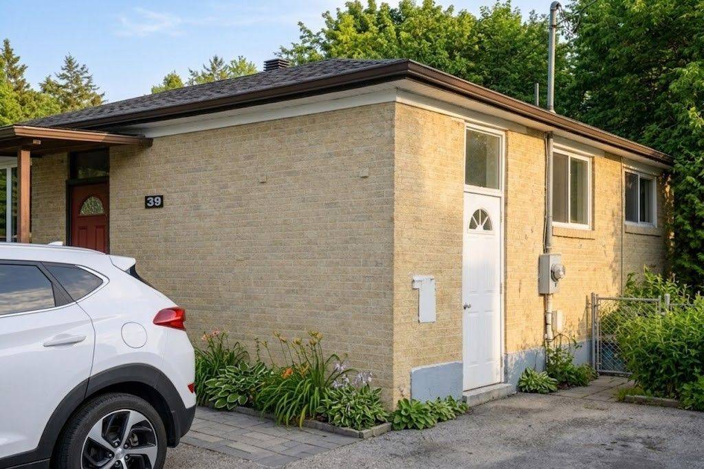 39 Davis RD #Bsmnt, Aurora, ON L4G 2B4