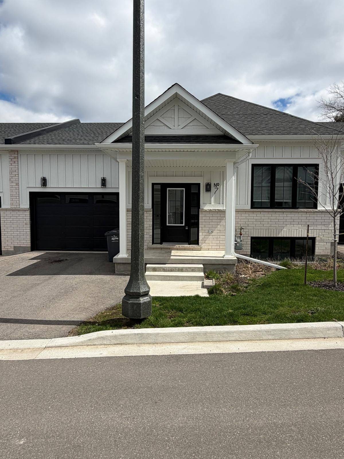 7 Santa Barbara LN, Halton Hills, ON L7G 0P7