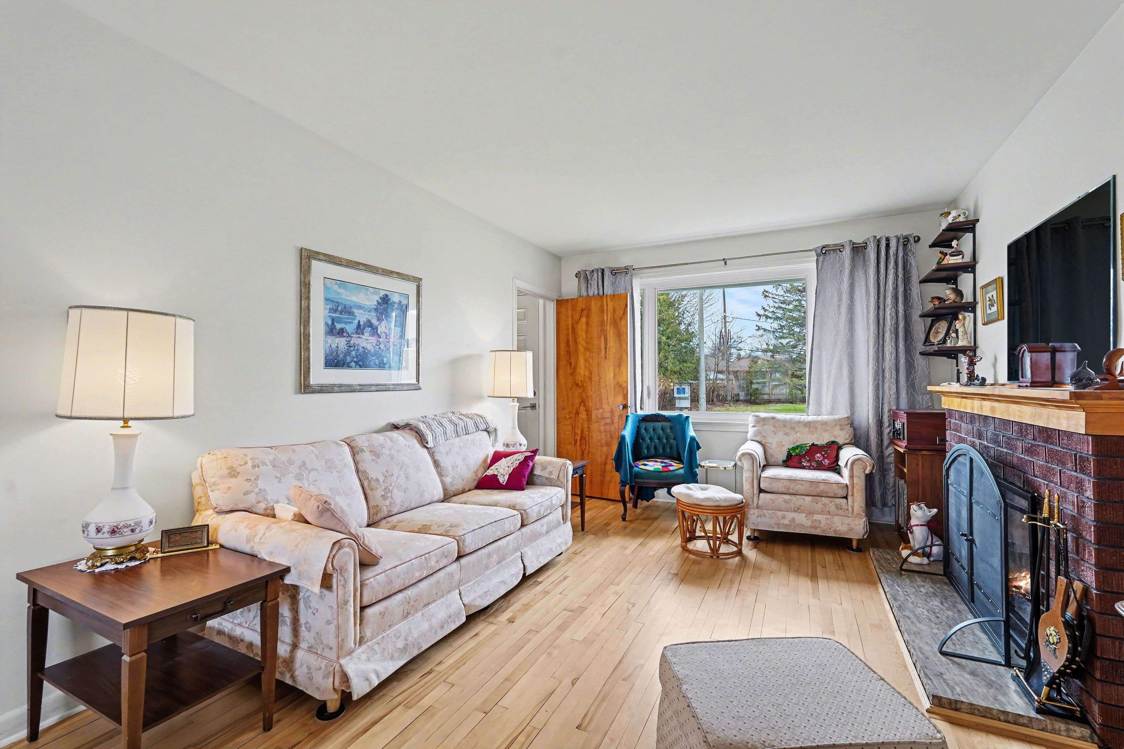 1953 Saunderson DR, Elmvale Acres And Area, ON K1G 2C8