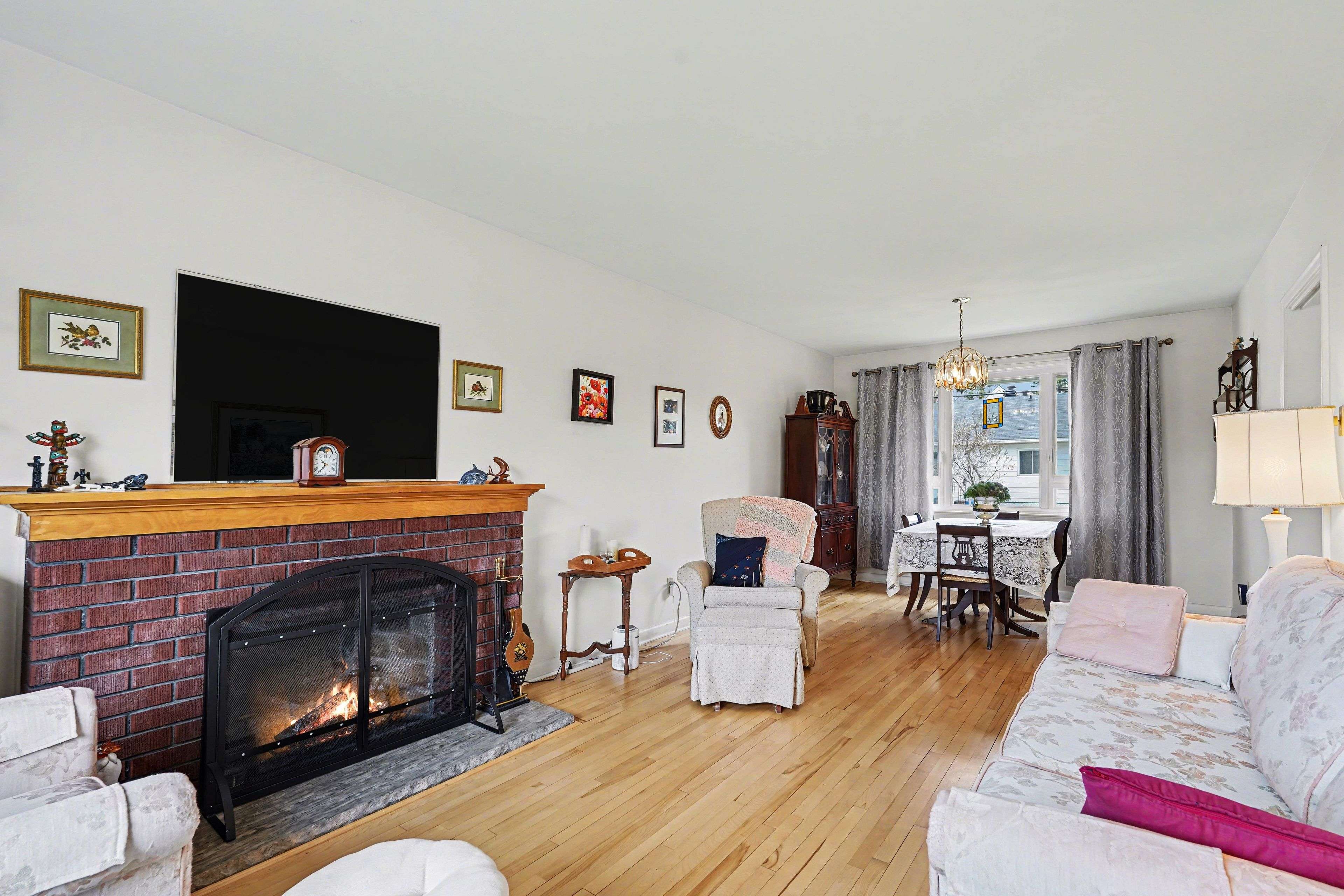 1953 Saunderson DR, Elmvale Acres And Area, ON K1G 2C8