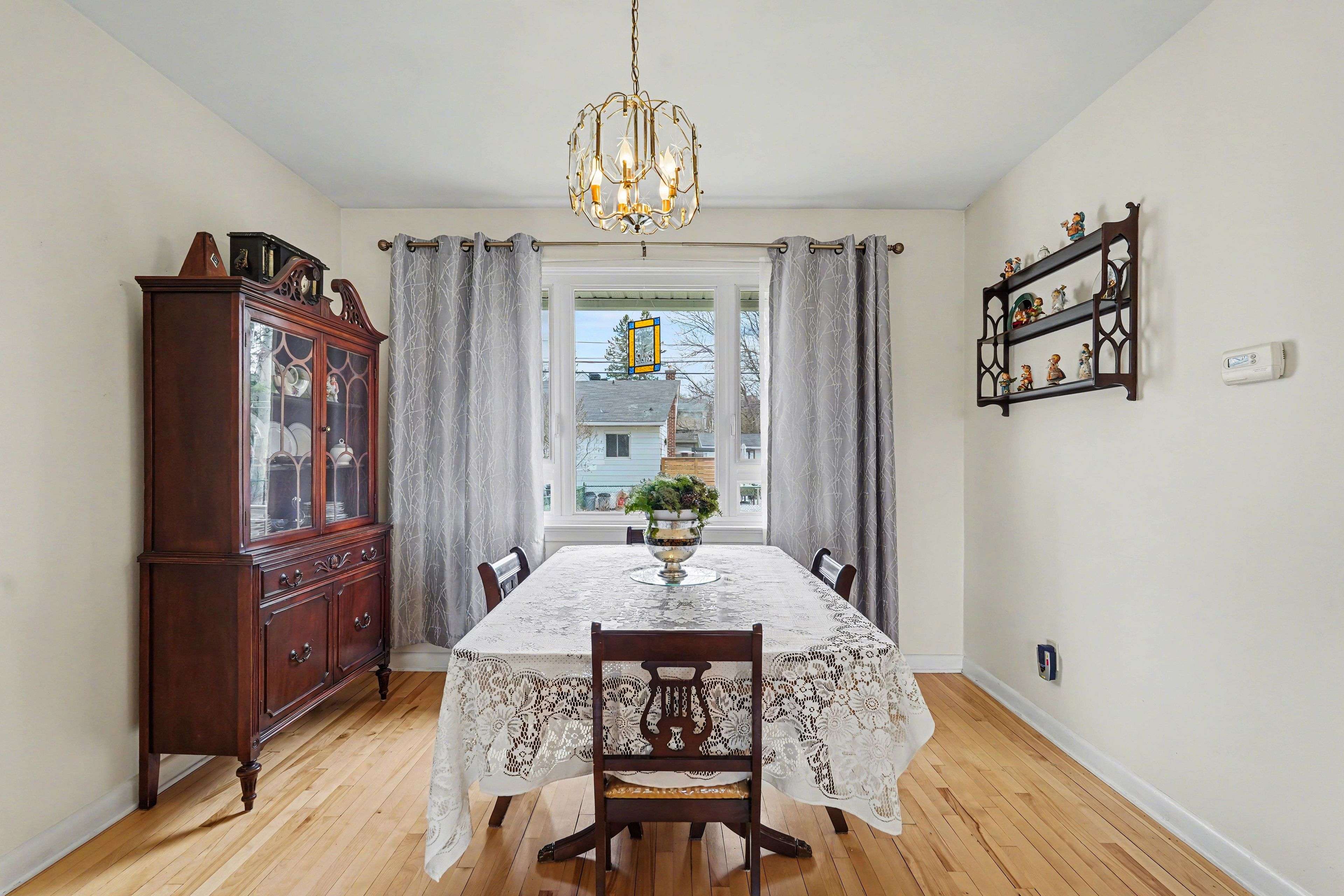 1953 Saunderson DR, Elmvale Acres And Area, ON K1G 2C8