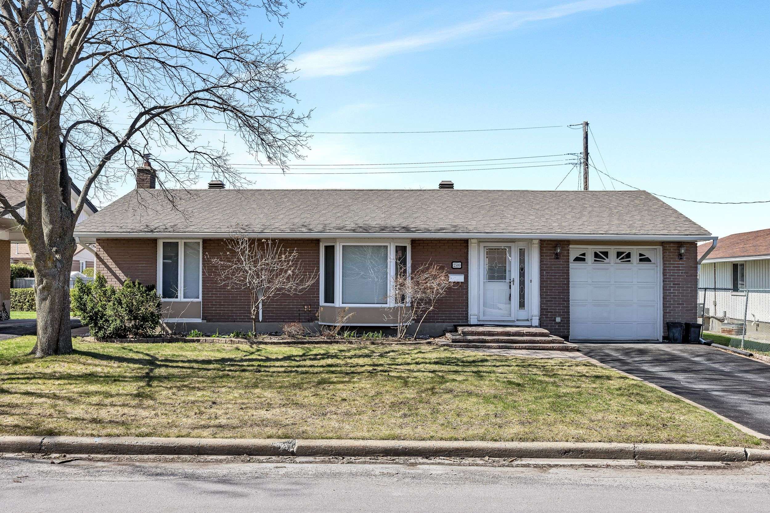 2500 Hopkins RD, Britannia Heights - Queensway Terrace N And Area, ON K2B 7X7