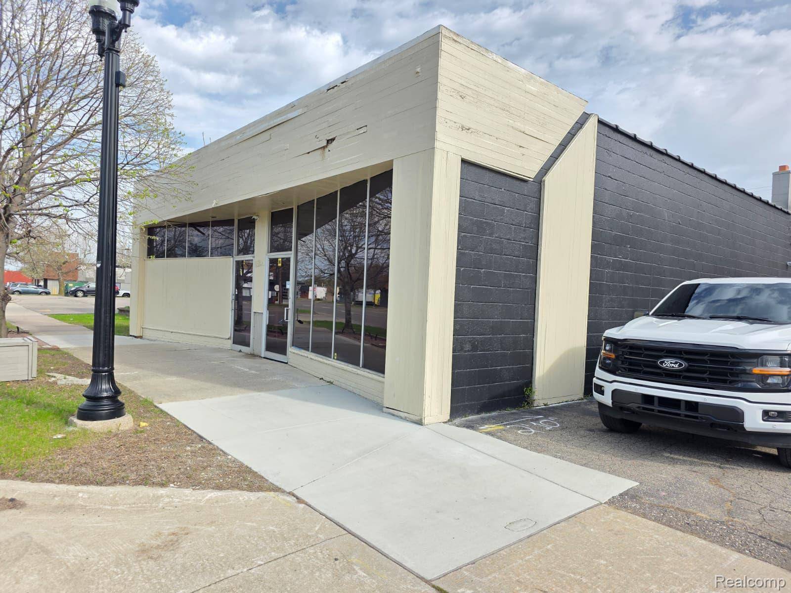 25241 W Warren ST, Dearborn Heights, MI 48127