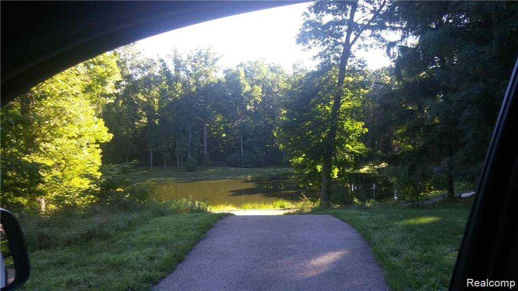 81 Mystic Pines Ct, Hamburg Township, MI 48169