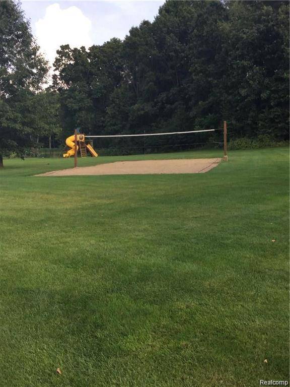 81 Mystic Pines Ct, Hamburg Township, MI 48169