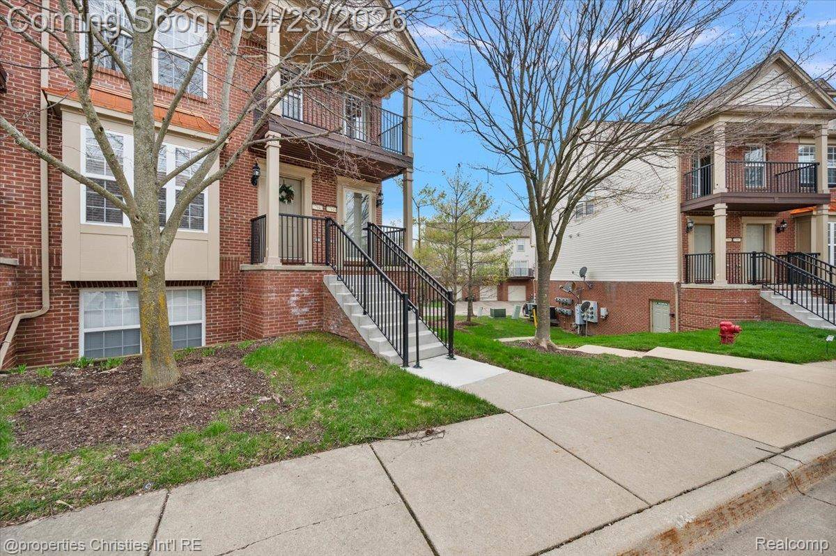 27949 Hopkins DR, Novi, MI 48377