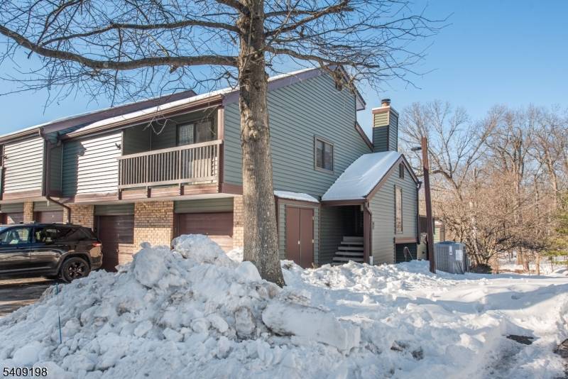 7 Summit Ct, Clinton Twp., NJ 08801
