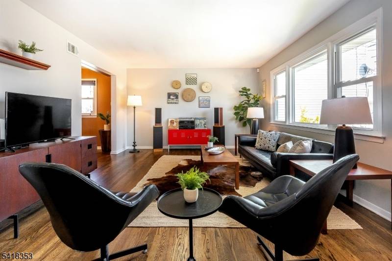 81 Burnett Ave, Maplewood Twp., NJ 07040