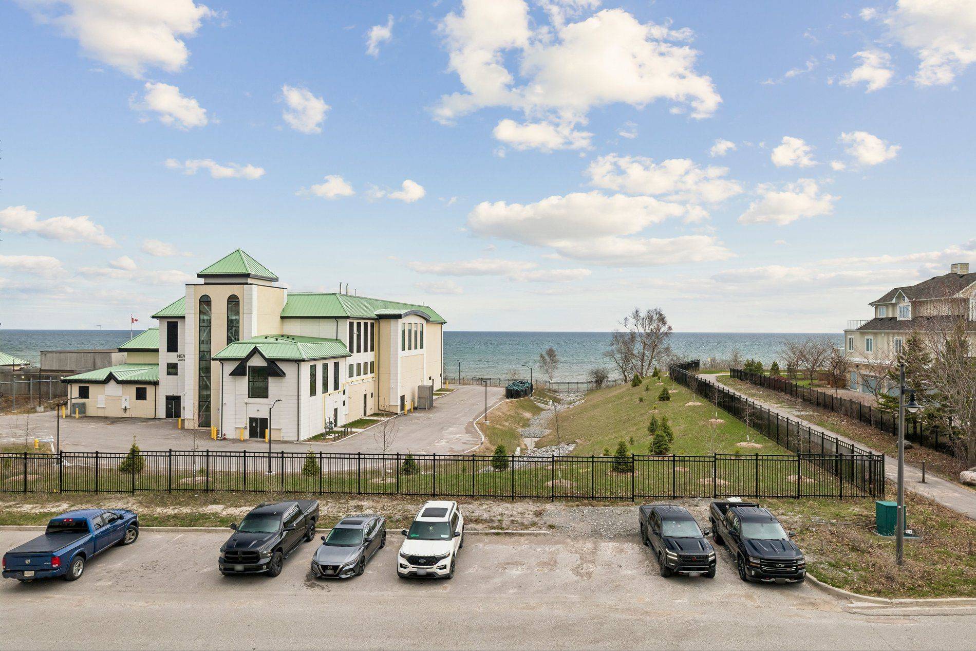 50 Lakebreeze DR #309, Clarington, ON L1B 0V9