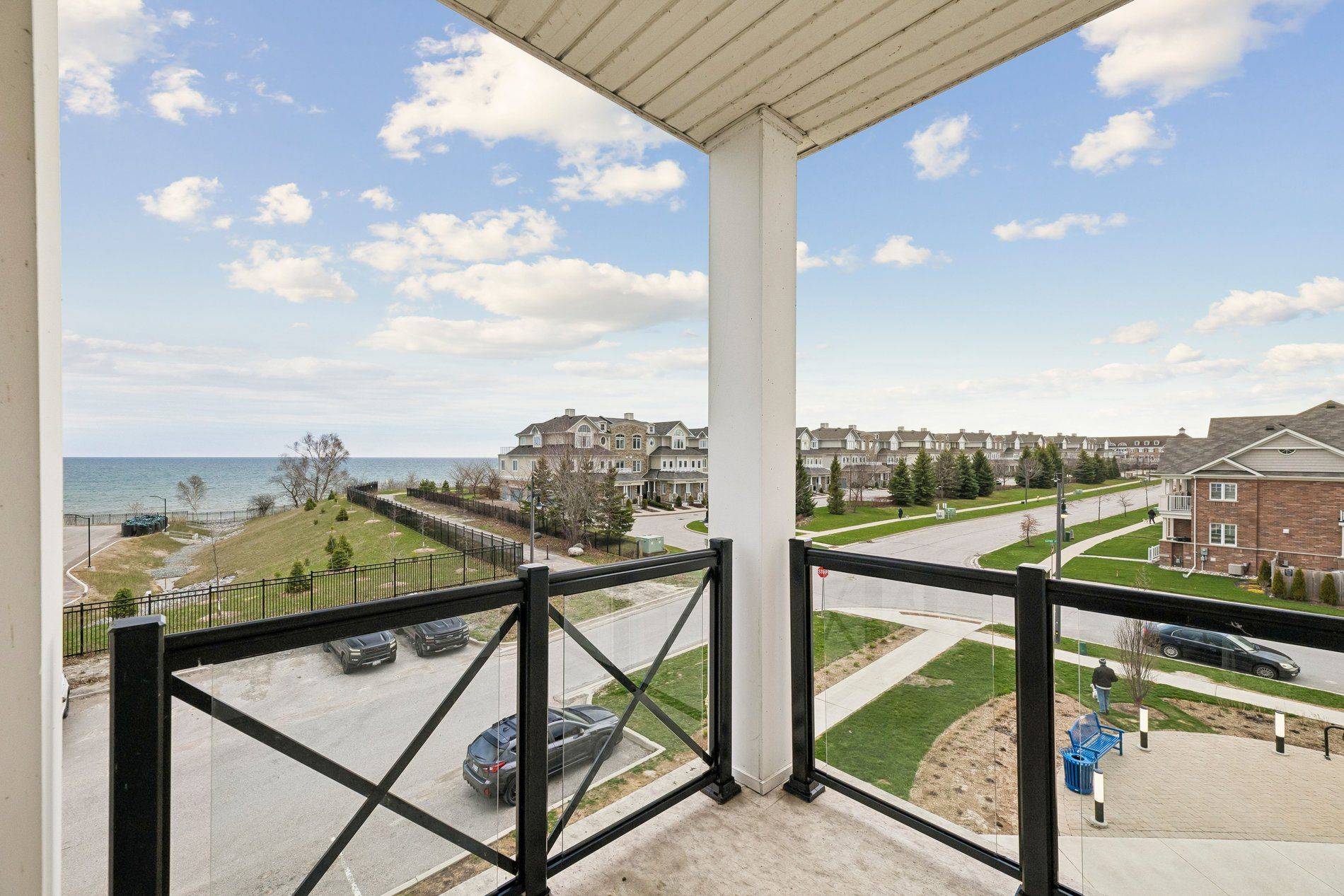 50 Lakebreeze DR #309, Clarington, ON L1B 0V9