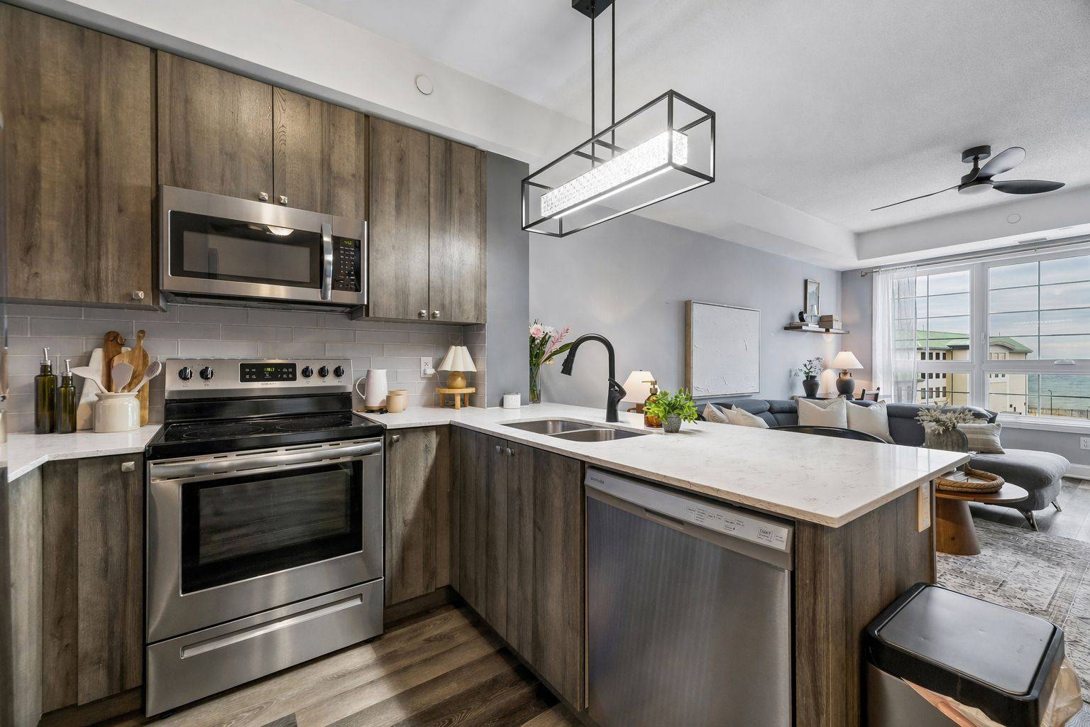 50 Lakebreeze DR #309, Clarington, ON L1B 0V9