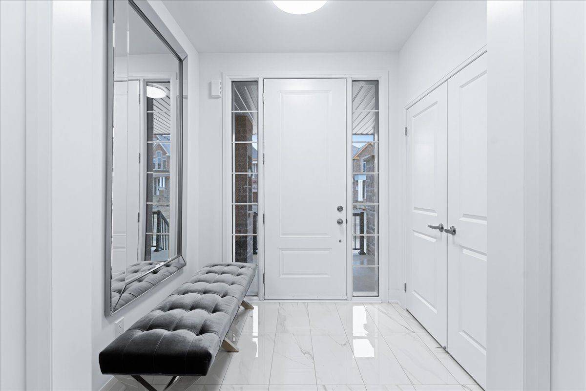 15 Lazarette LN, East Gwillimbury, ON L9N 0V6