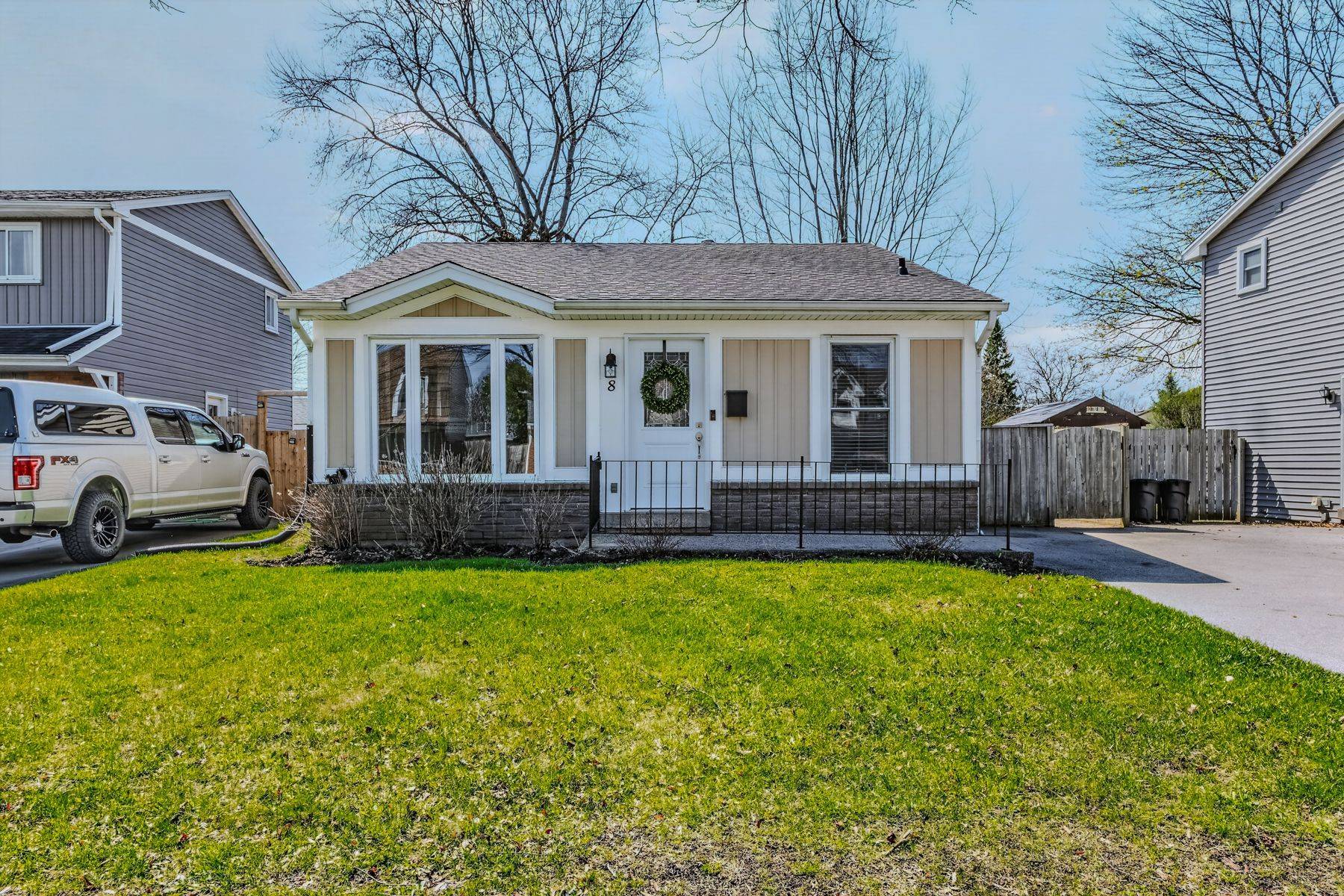 8 Coulbeck RD, Brantford, ON N3P 1B7