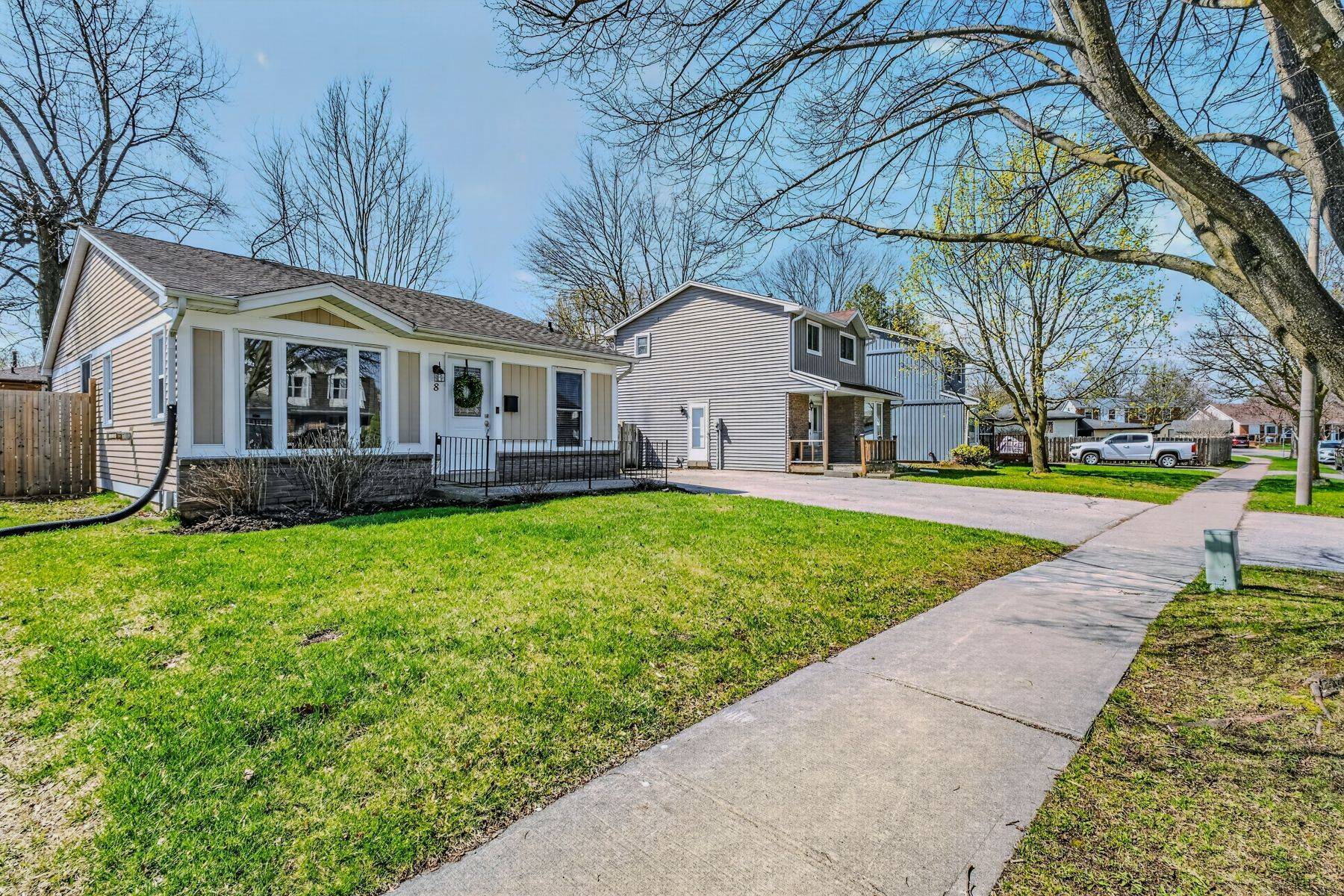 8 Coulbeck RD, Brantford, ON N3P 1B7