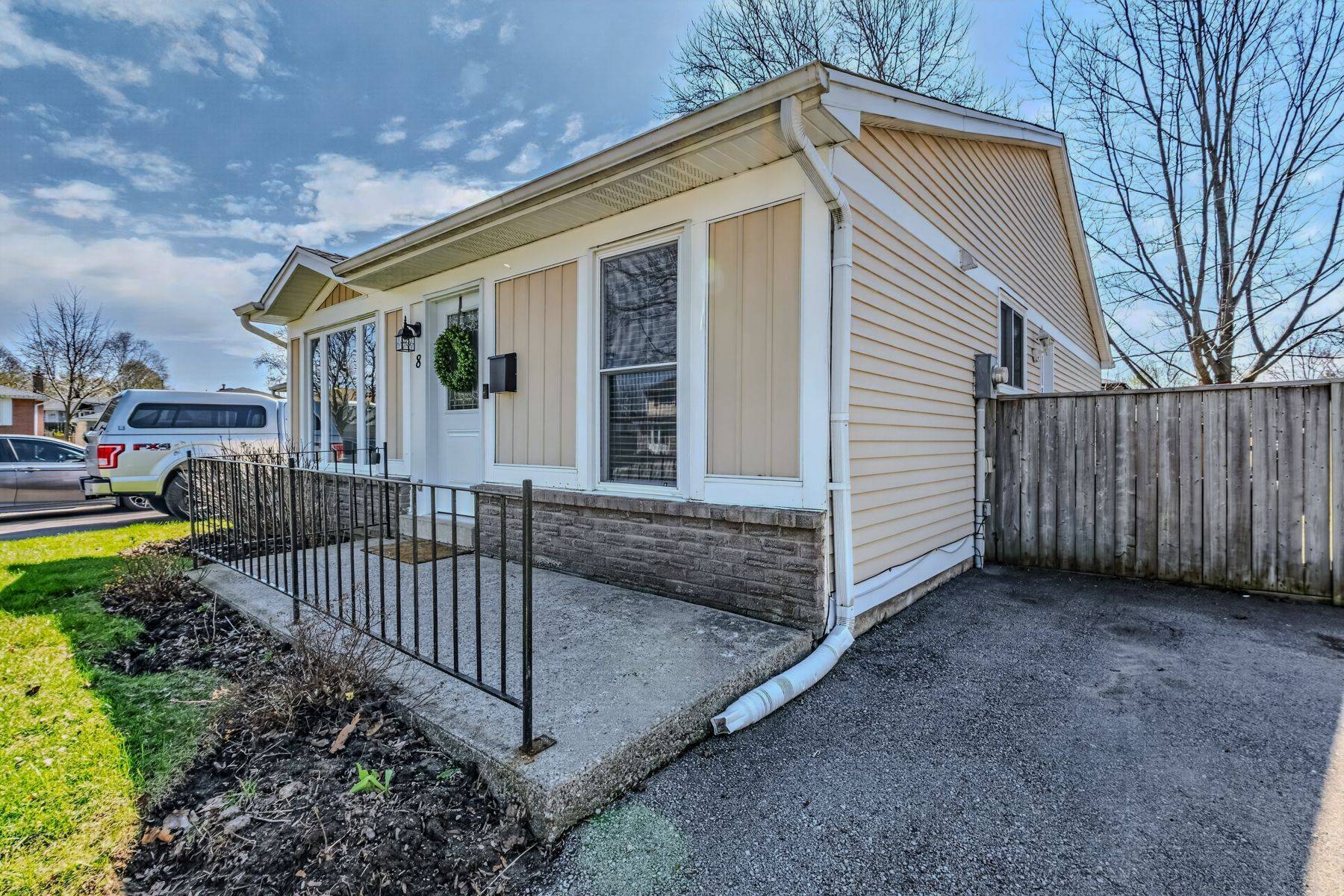 8 Coulbeck RD, Brantford, ON N3P 1B7