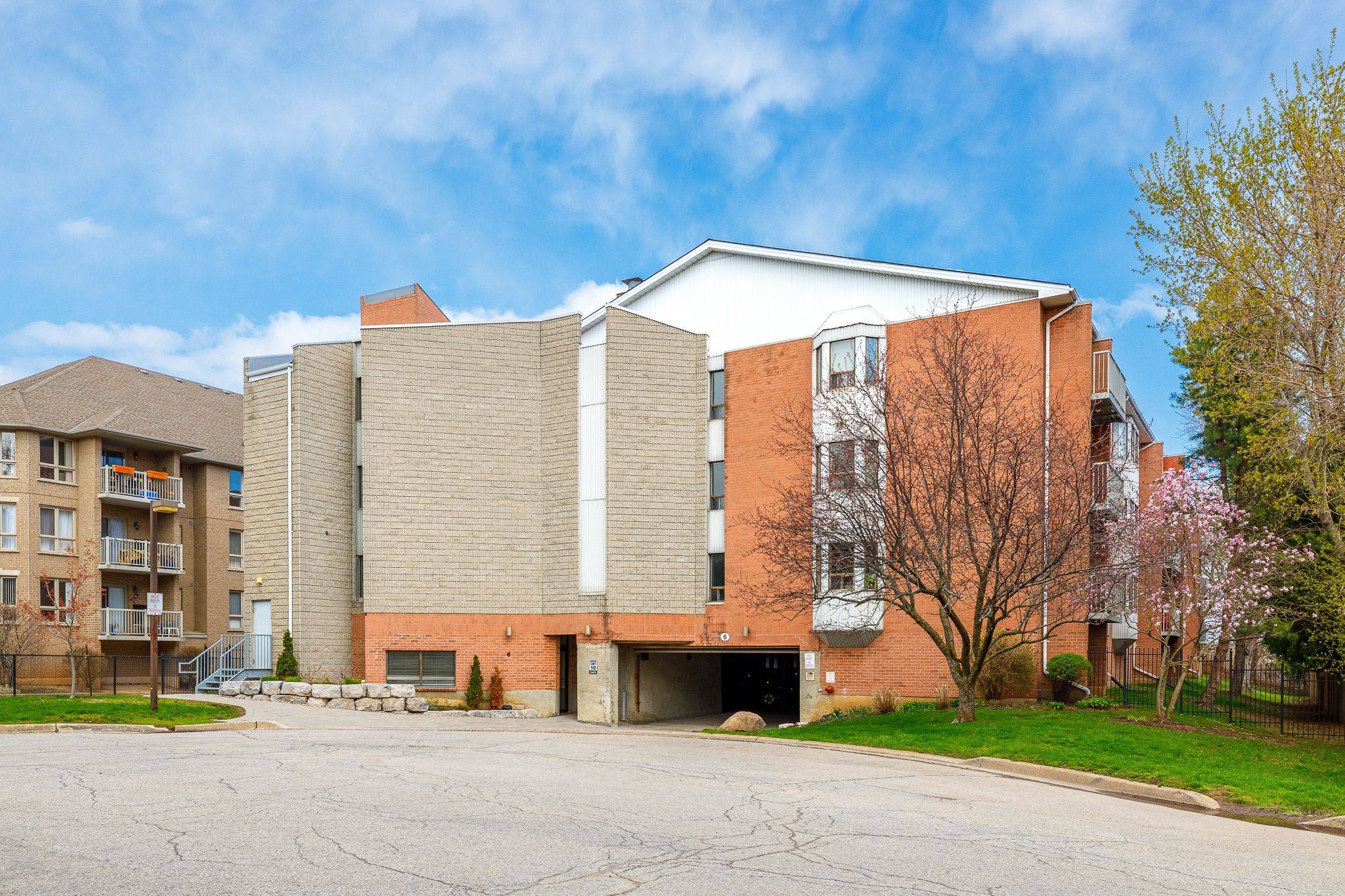 6 NIAGARA ST #206, Grimsby, ON L3M 5A4