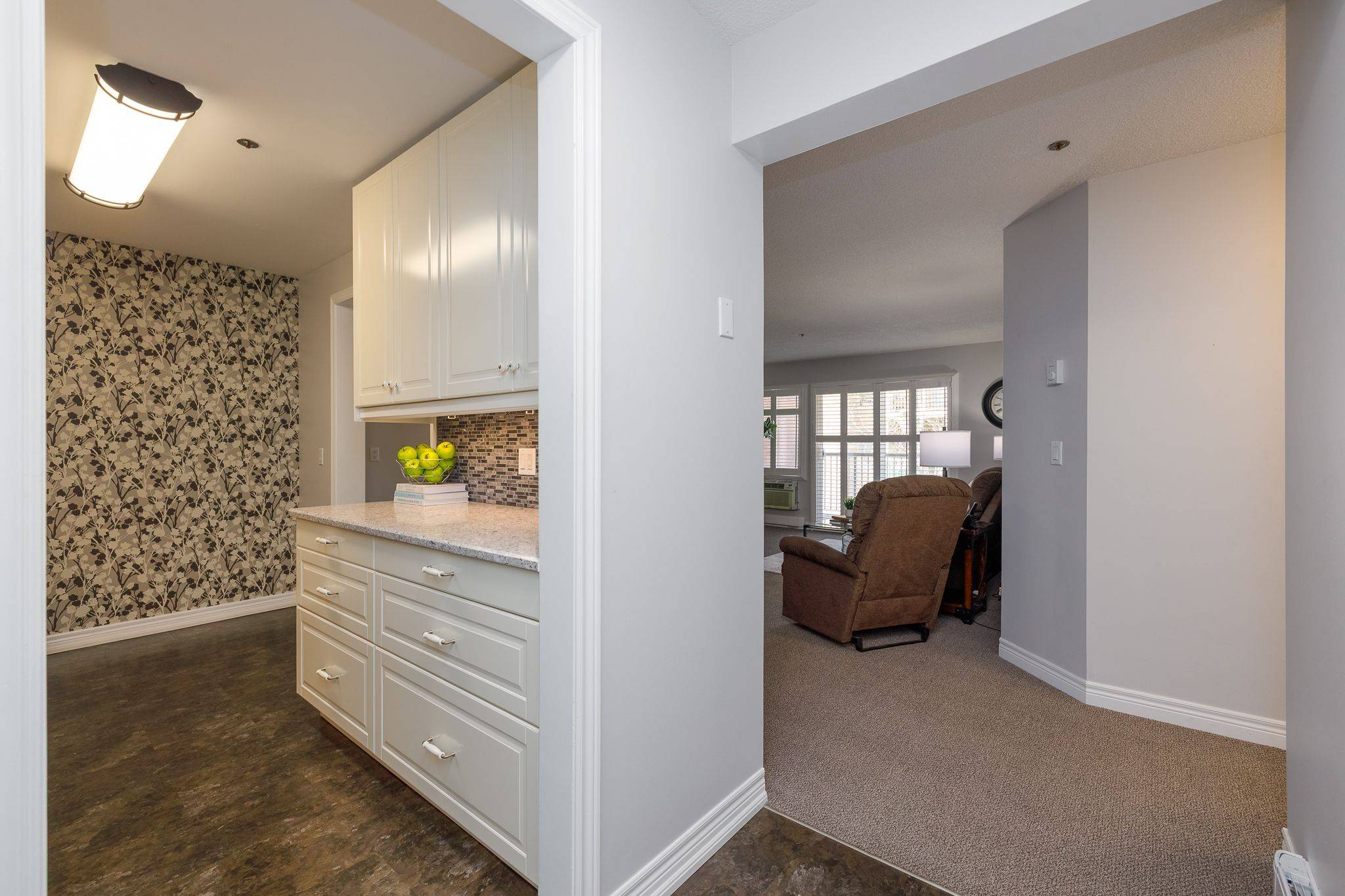 6 NIAGARA ST #206, Grimsby, ON L3M 5A4