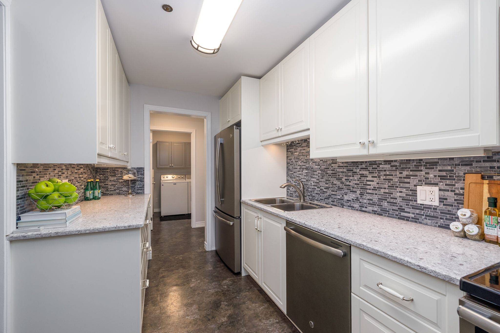 6 NIAGARA ST #206, Grimsby, ON L3M 5A4