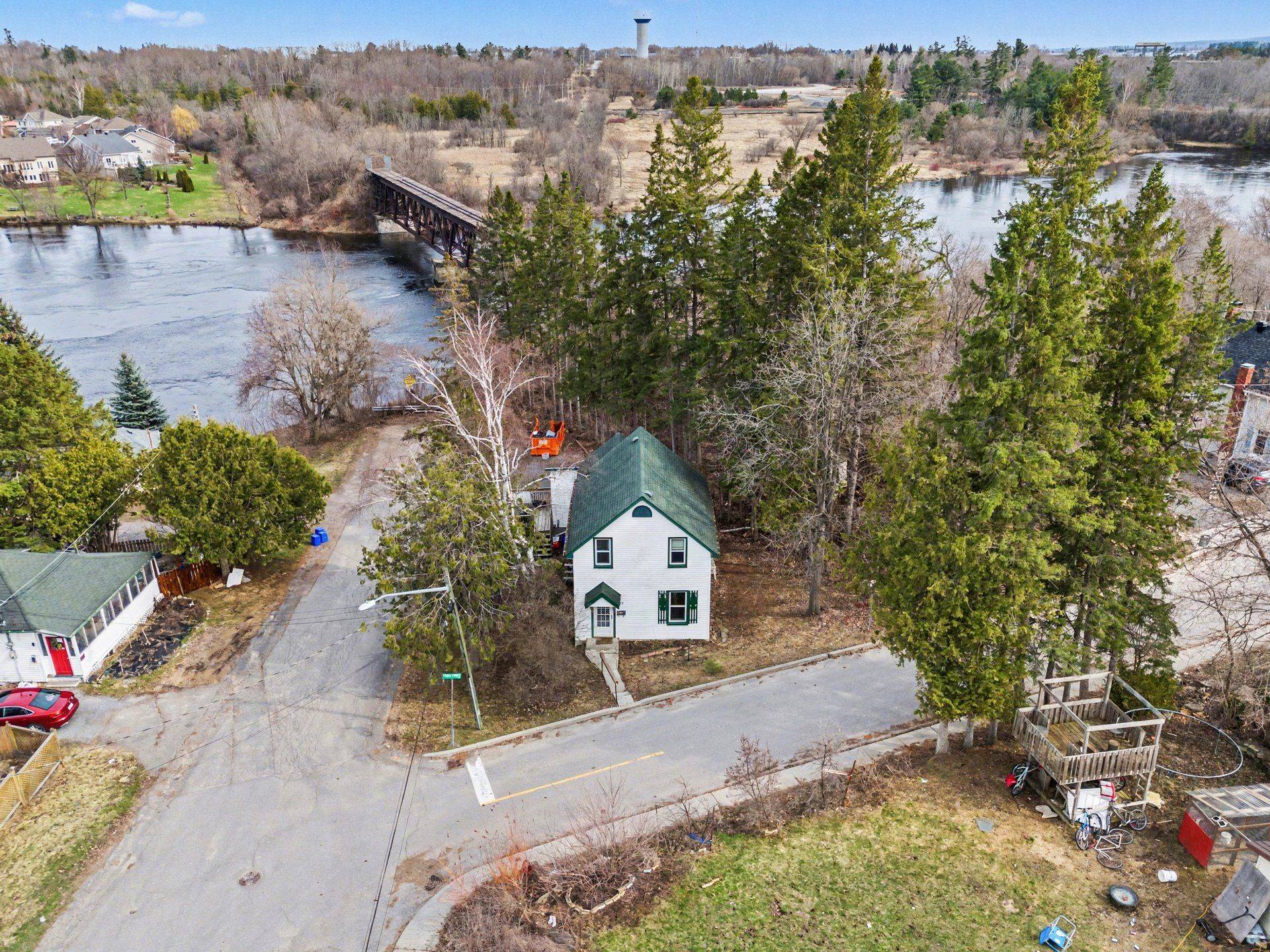 73 Carss ST, Arnprior, ON K7S 2G8