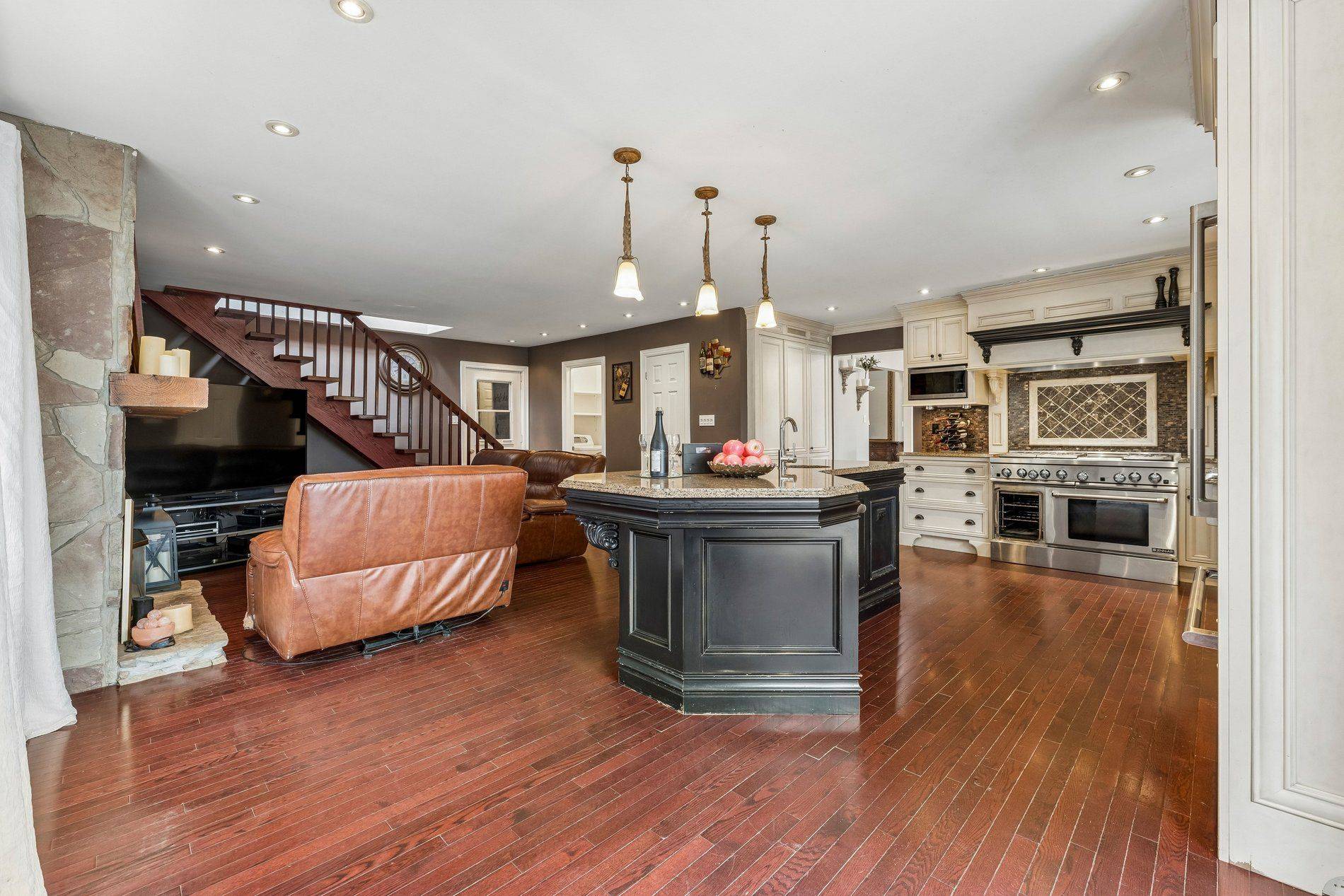 16 Hilltop CRES, East Garafraxa, ON L9W 6B8