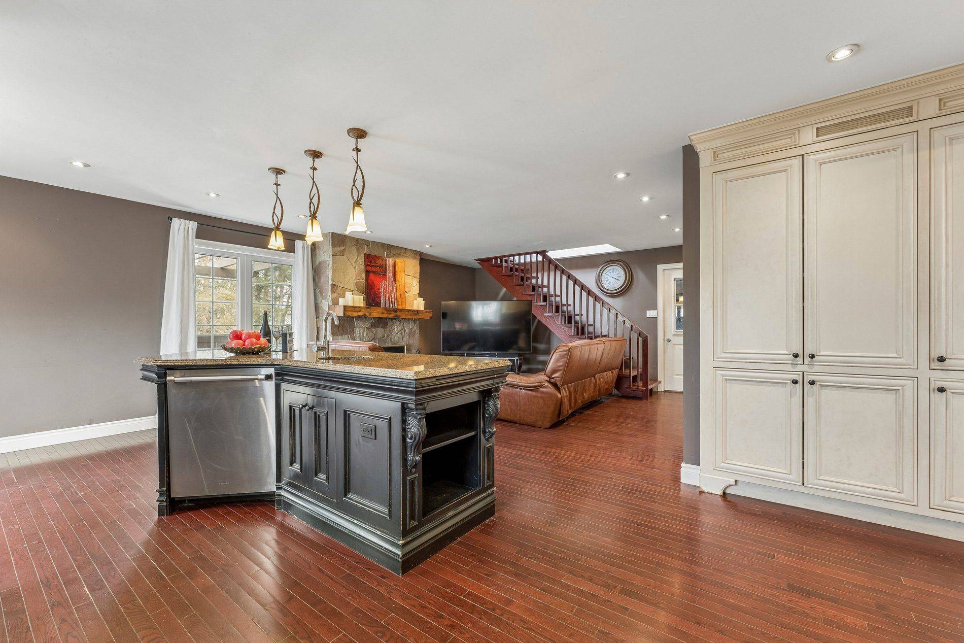 16 Hilltop CRES, East Garafraxa, ON L9W 6B8