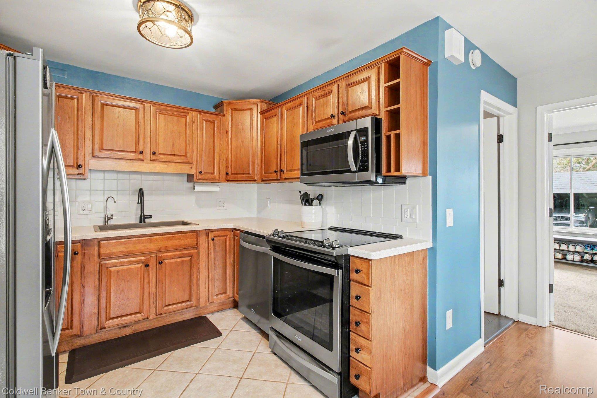 5084 Kintyre LN, Brighton, MI 48116