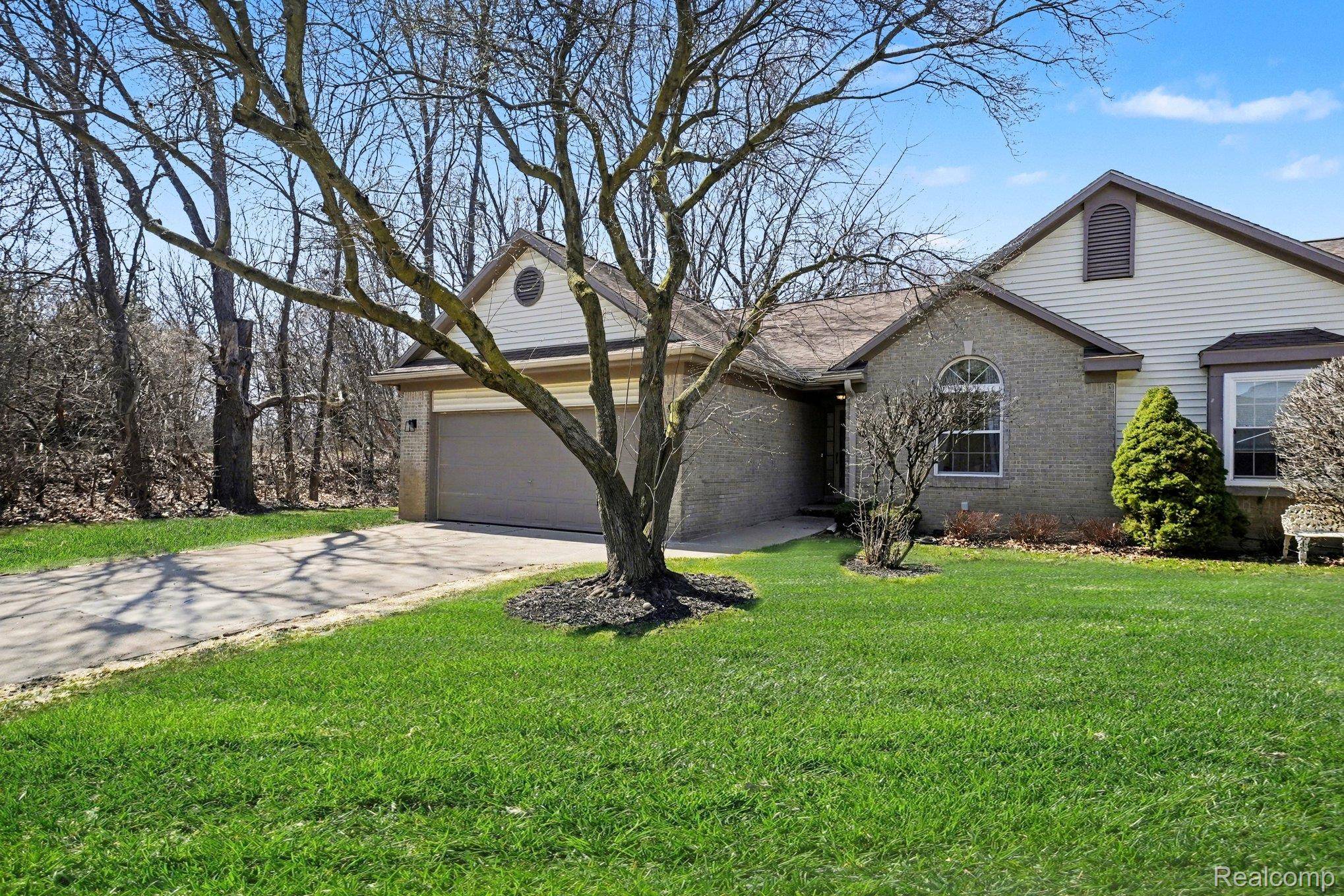 201 Whispering HL, Commerce Charter Township, MI 48390